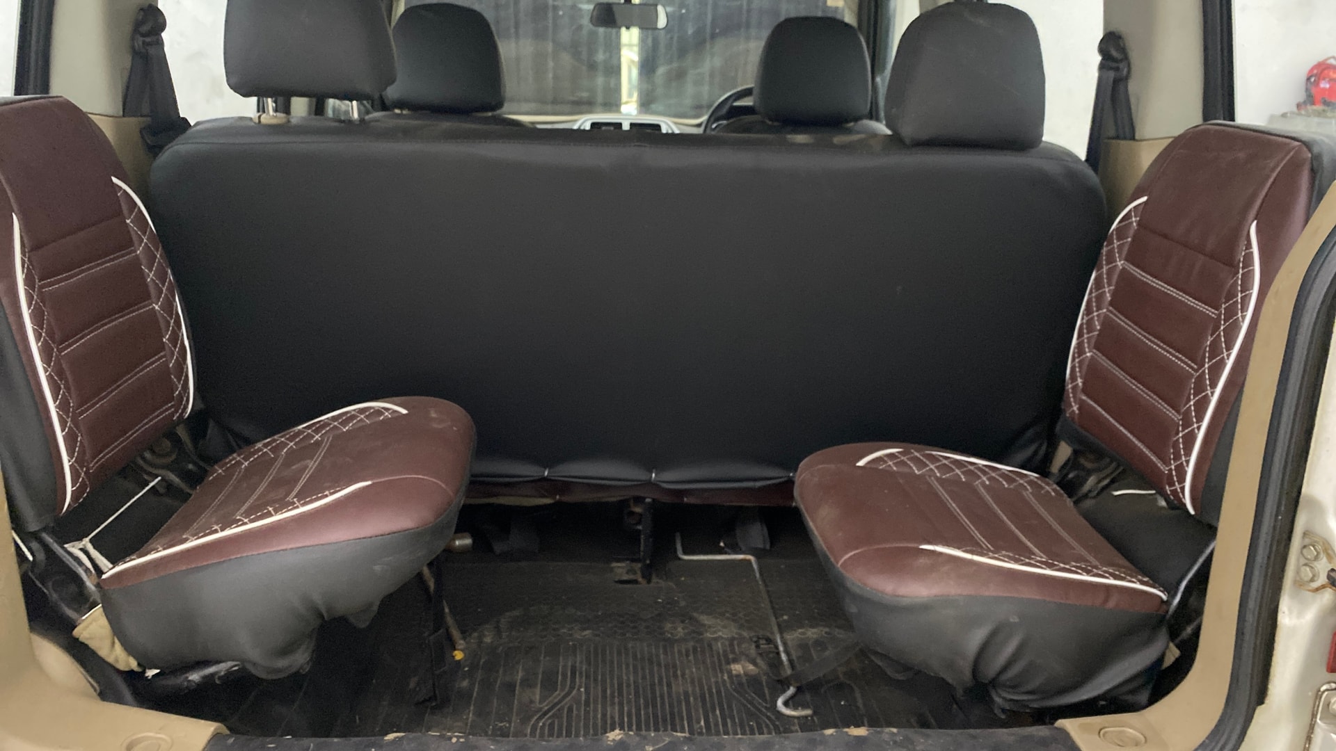 View 2017 Mahindra TUV300 T8 Image 6 Used 2017 Mahindra TUV300 T8 Image 6