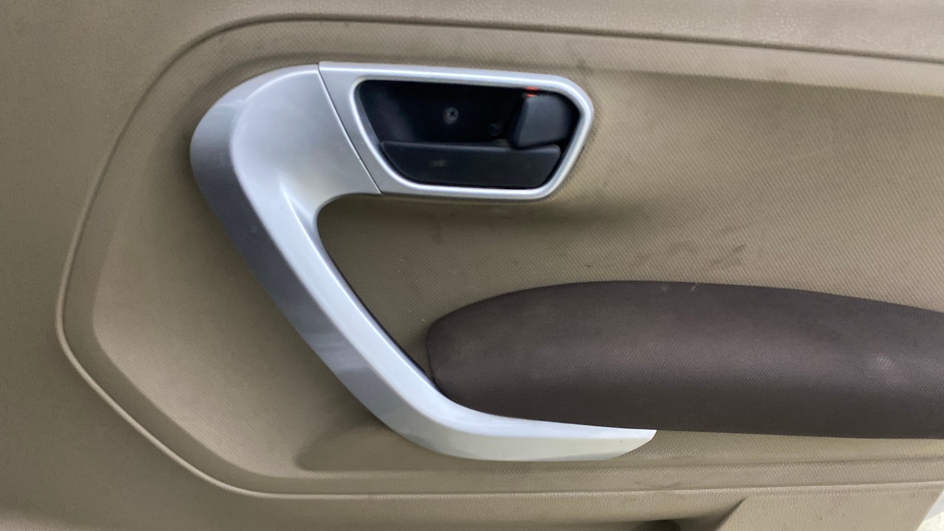 View 2017 Mahindra TUV300 T8 Image 38 Used 2017 Mahindra TUV300 T8 Image 38