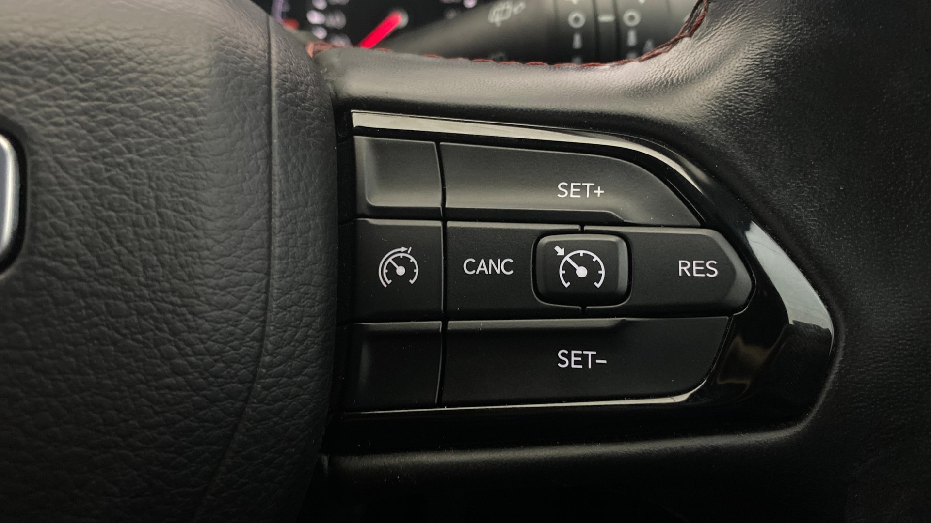 View 2024 Jeep Compass Limited 1.4 Multi AIR Petrol DDCT AT BS IV Image 3 Used 2024 Jeep Compass Limited 1.4 Multi AIR Petrol DDCT AT BS IV Image 3