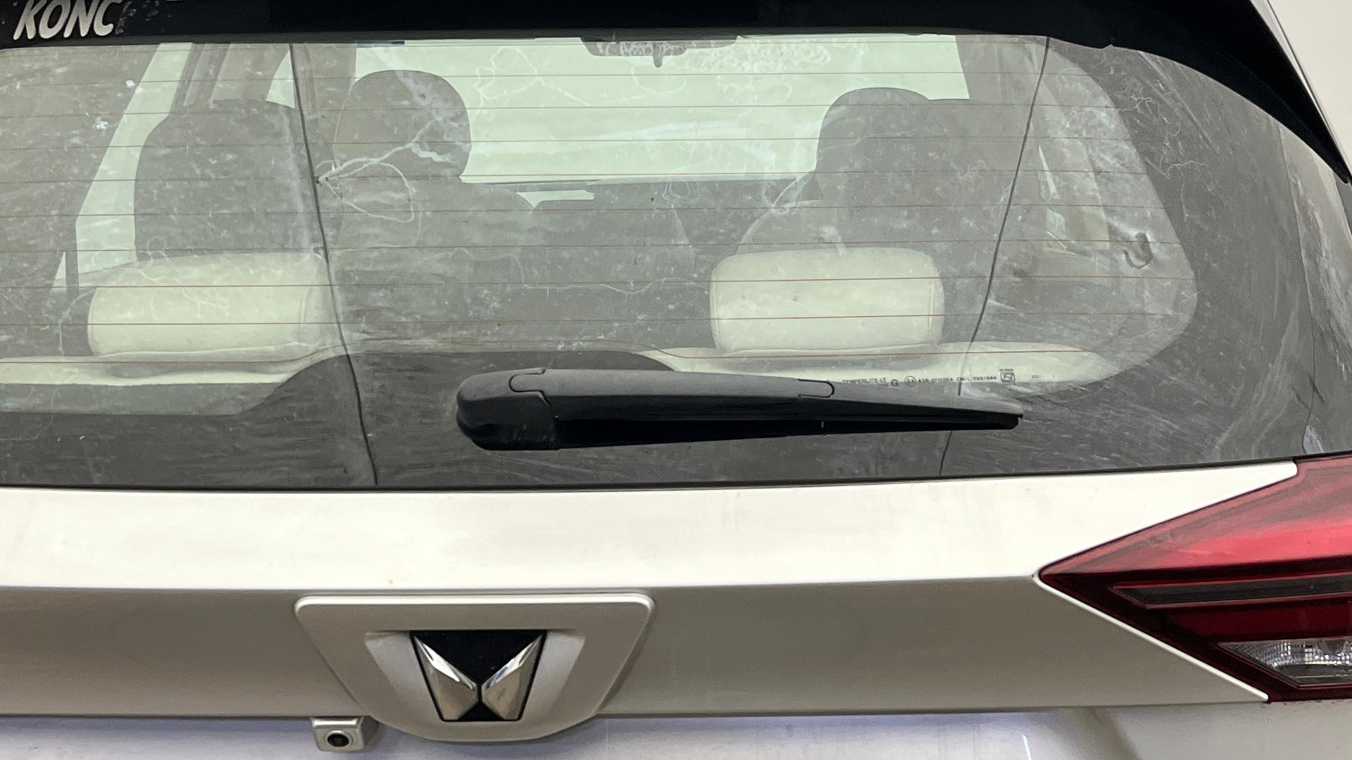 View 2022 Mahindra XUV700 MX Petrol 5 STR Image 25 Used 2022 Mahindra XUV700 MX Petrol 5 STR Image 25