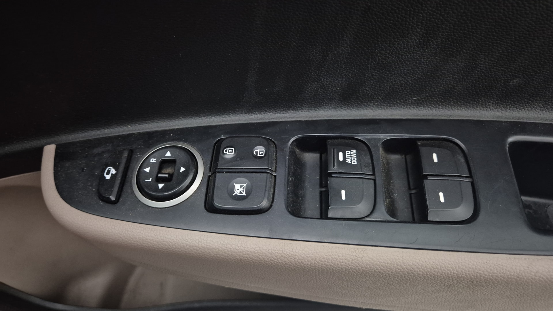View 2018 Hyundai Grand i10 1.2 Sportz AT Petrol Image 33 Used 2018 Hyundai Grand i10 1.2 Sportz AT Petrol Image 33