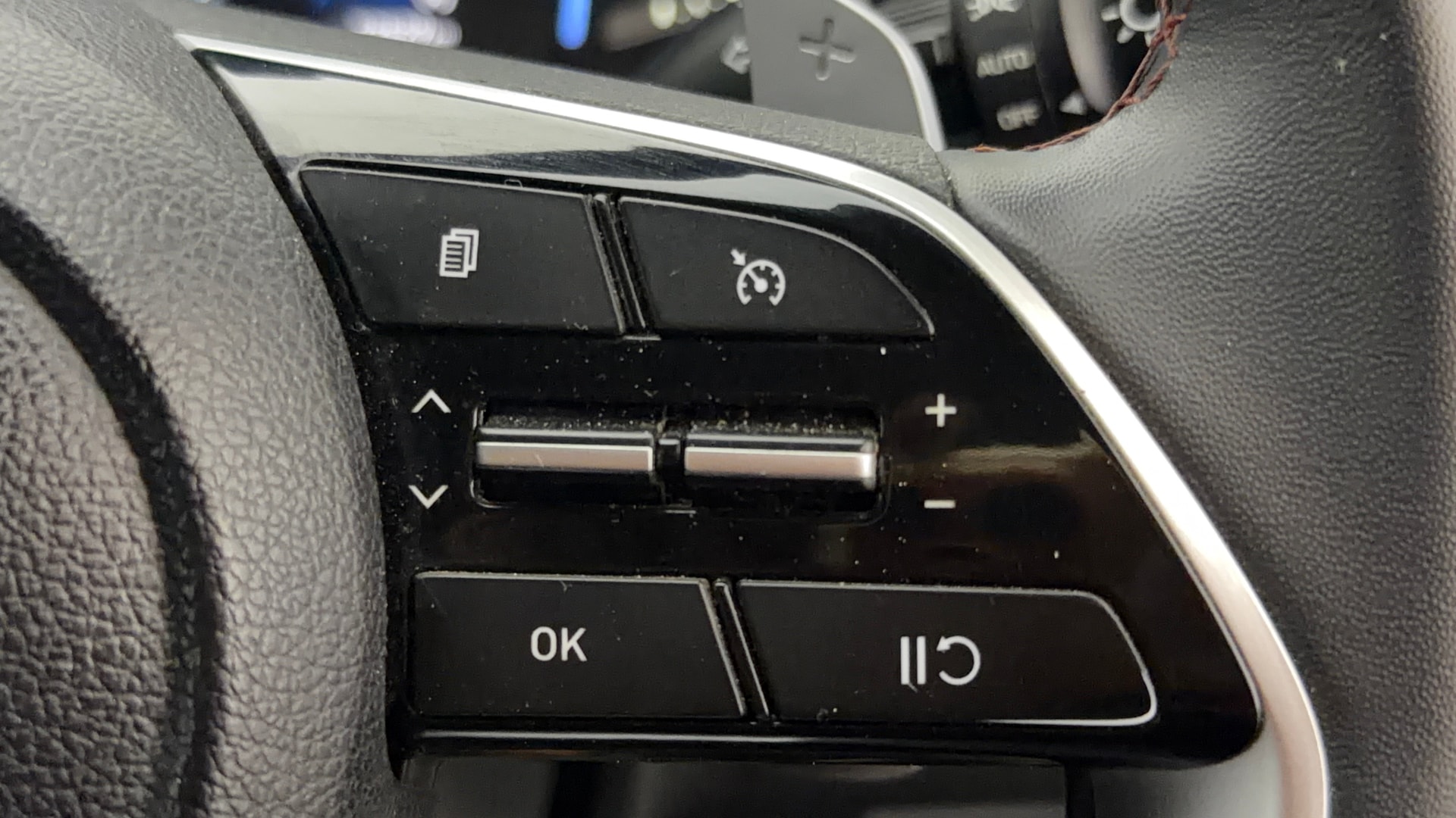 View 2023 Hyundai Creta SX (O) 1.5 Diesel AT Knight Edition Image 3 Used 2023 Hyundai Creta SX (O) 1.5 Diesel AT Knight Edition Image 3