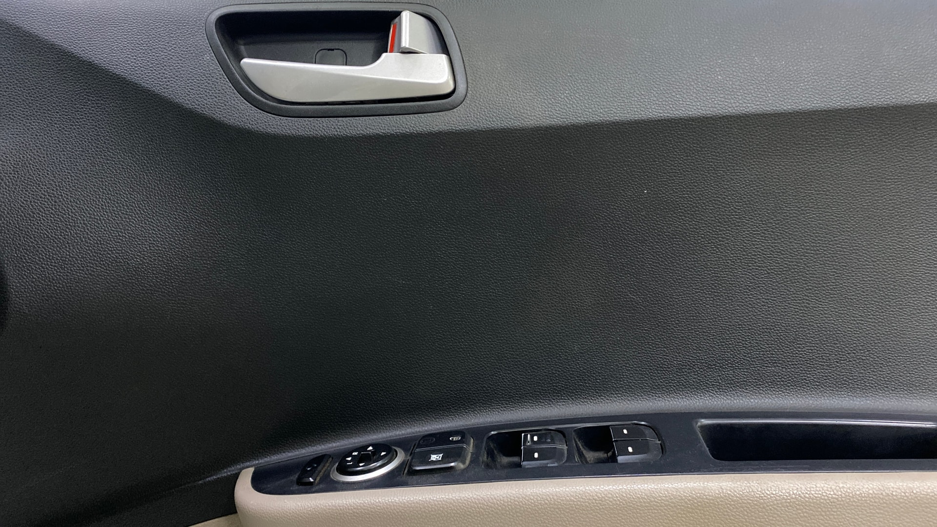View 2017 Hyundai Grand i10 1.2 Sportz(O) Petrol Image 33 Used 2017 Hyundai Grand i10 1.2 Sportz(O) Petrol Image 33