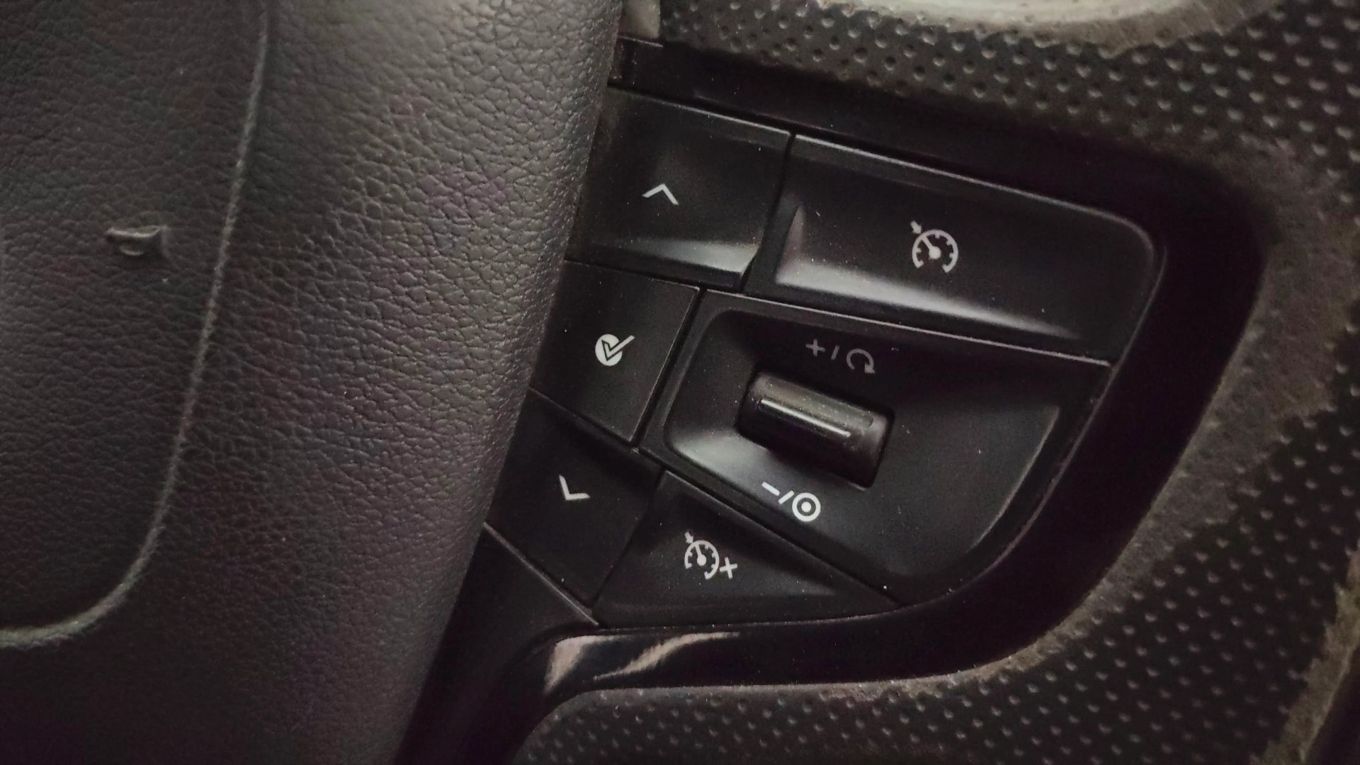 View 2022 Tata Safari XZA Plus Image 3 Used 2022 Tata Safari XZA Plus Image 3
