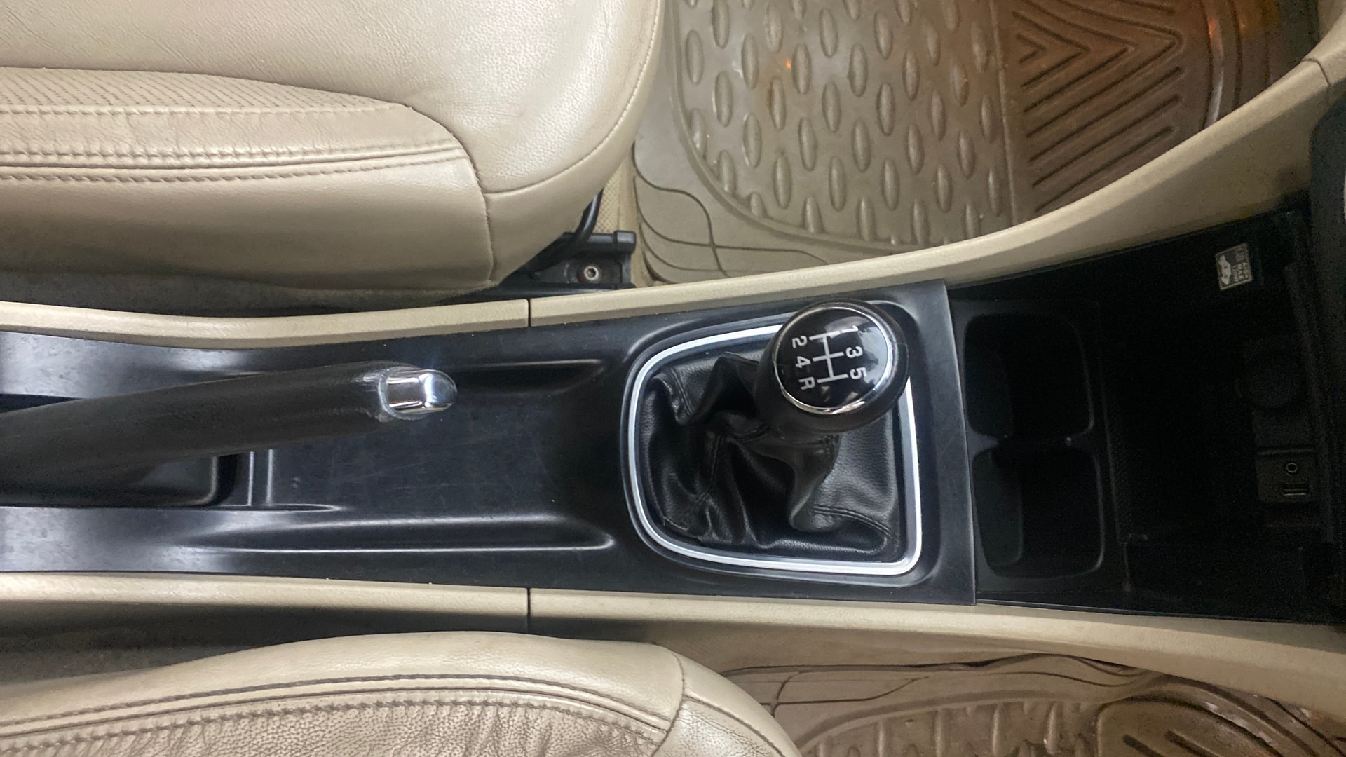 View 2017 Maruti Suzuki 1000 Base Variant Image 39 Used 2017 Maruti Suzuki 1000 Base Variant Image 39