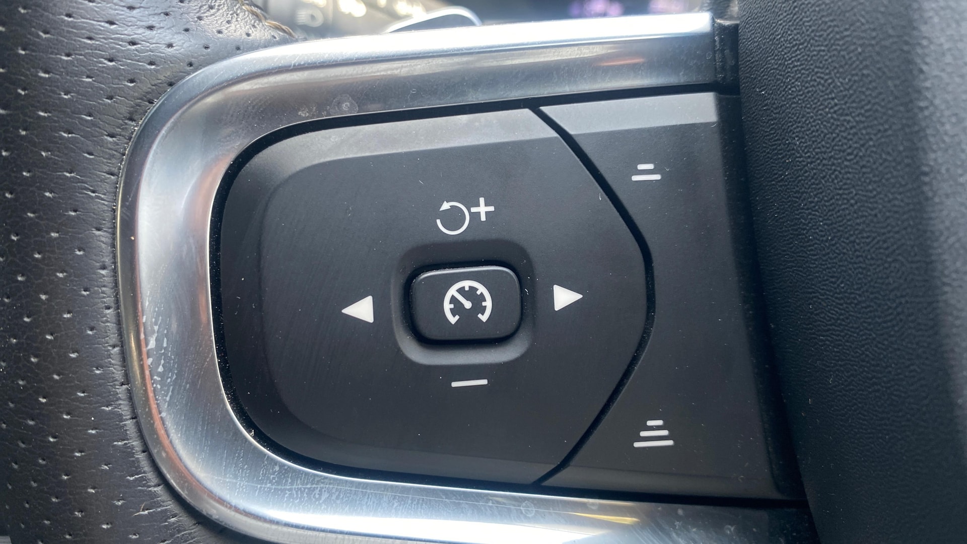 View 2020 Volvo XC40 D4 R-Design Image 3 Used 2020 Volvo XC40 D4 R-Design Image 3