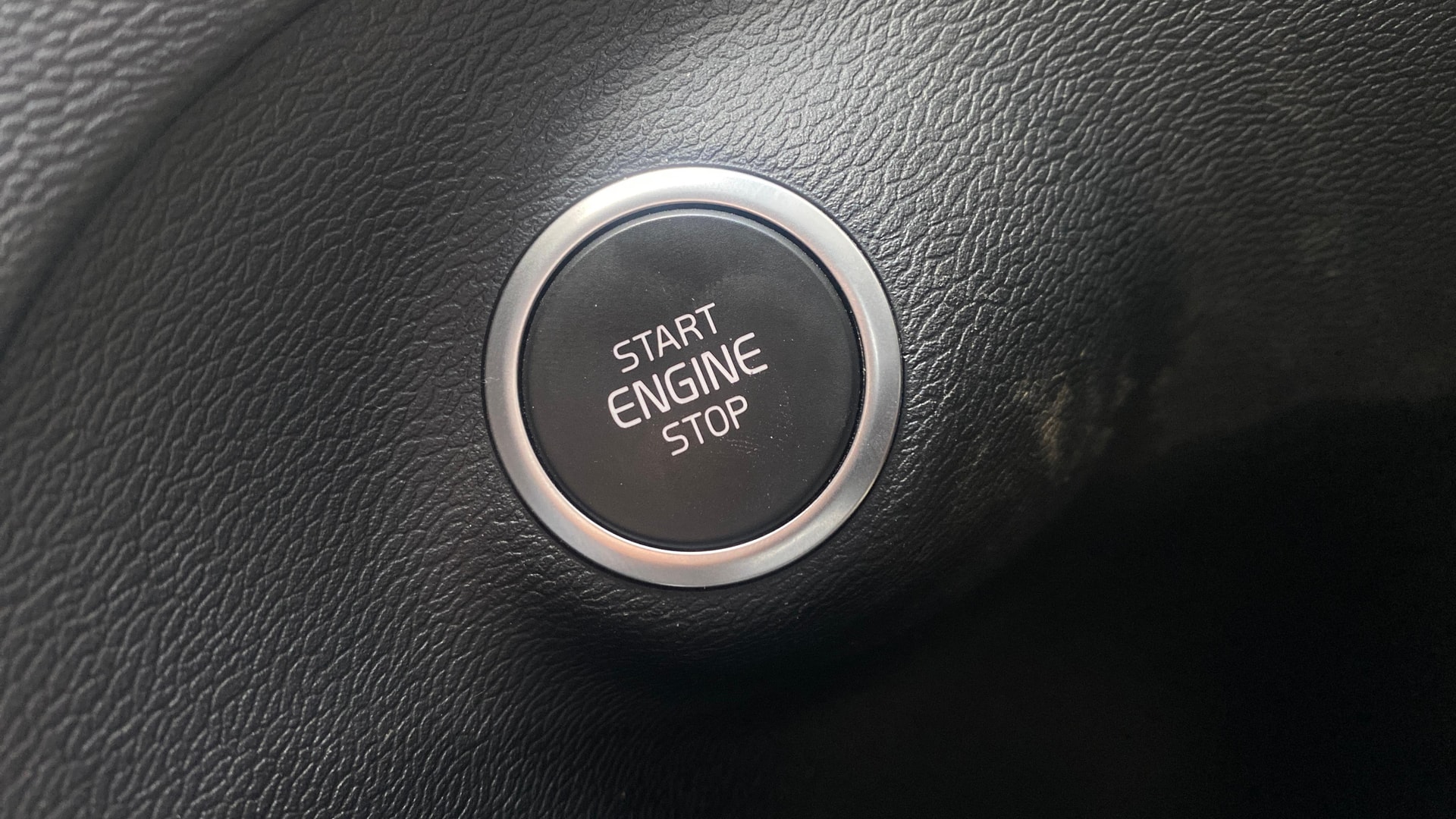 View 2020 Volvo XC40 D4 R-Design Image 41 Used 2020 Volvo XC40 D4 R-Design Image 41