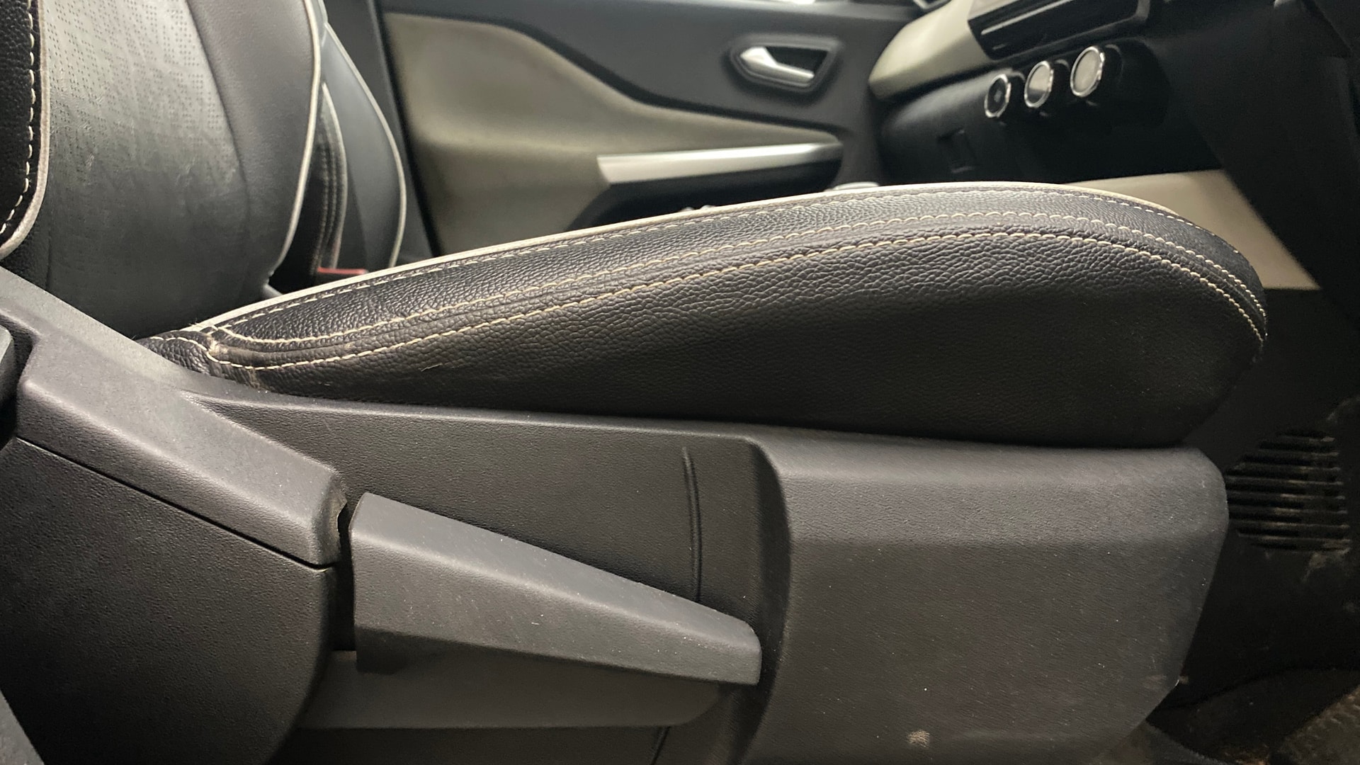 View 2022 Nissan Magnite Turbo XV Premium CVT Image 11 Used 2022 Nissan Magnite Turbo XV Premium CVT Image 11