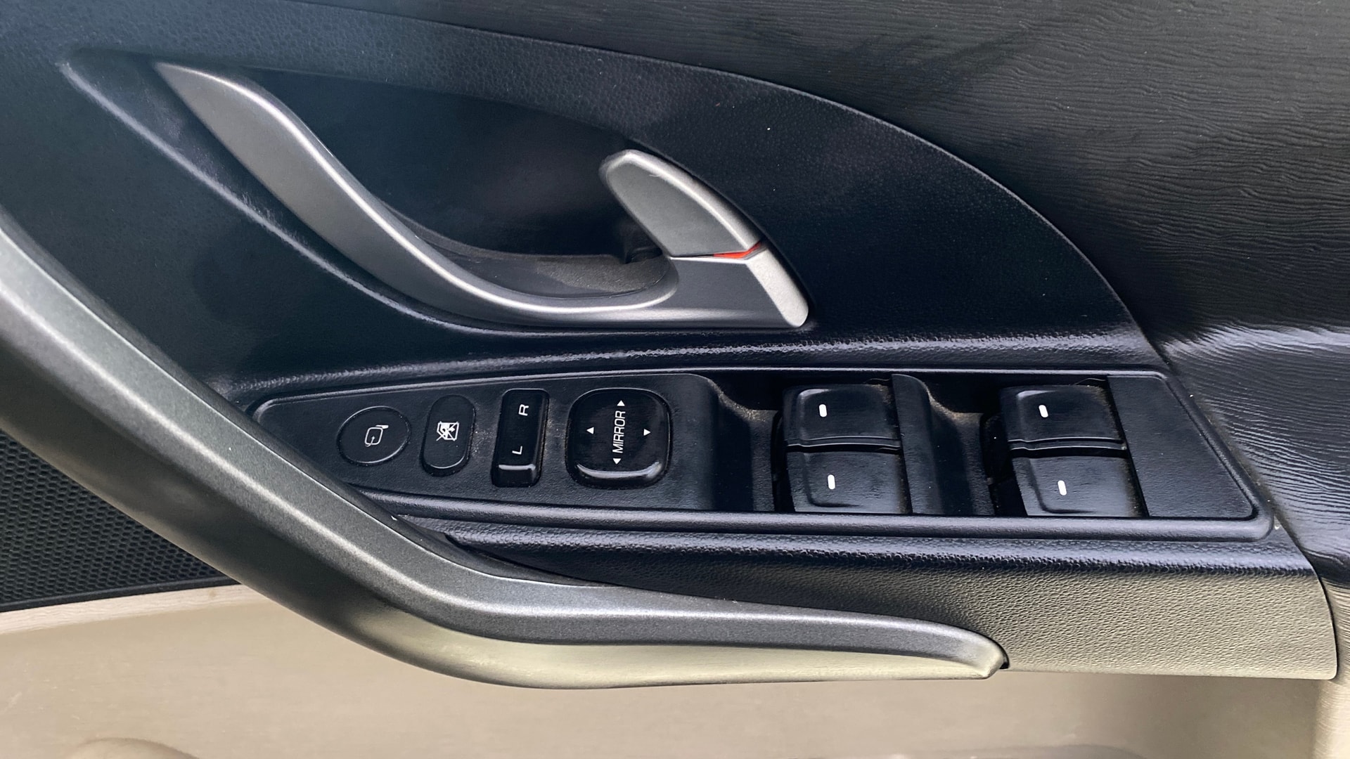View 2018 Mahindra XUV500 W6 AT Image 34 Used 2018 Mahindra XUV500 W6 AT Image 34