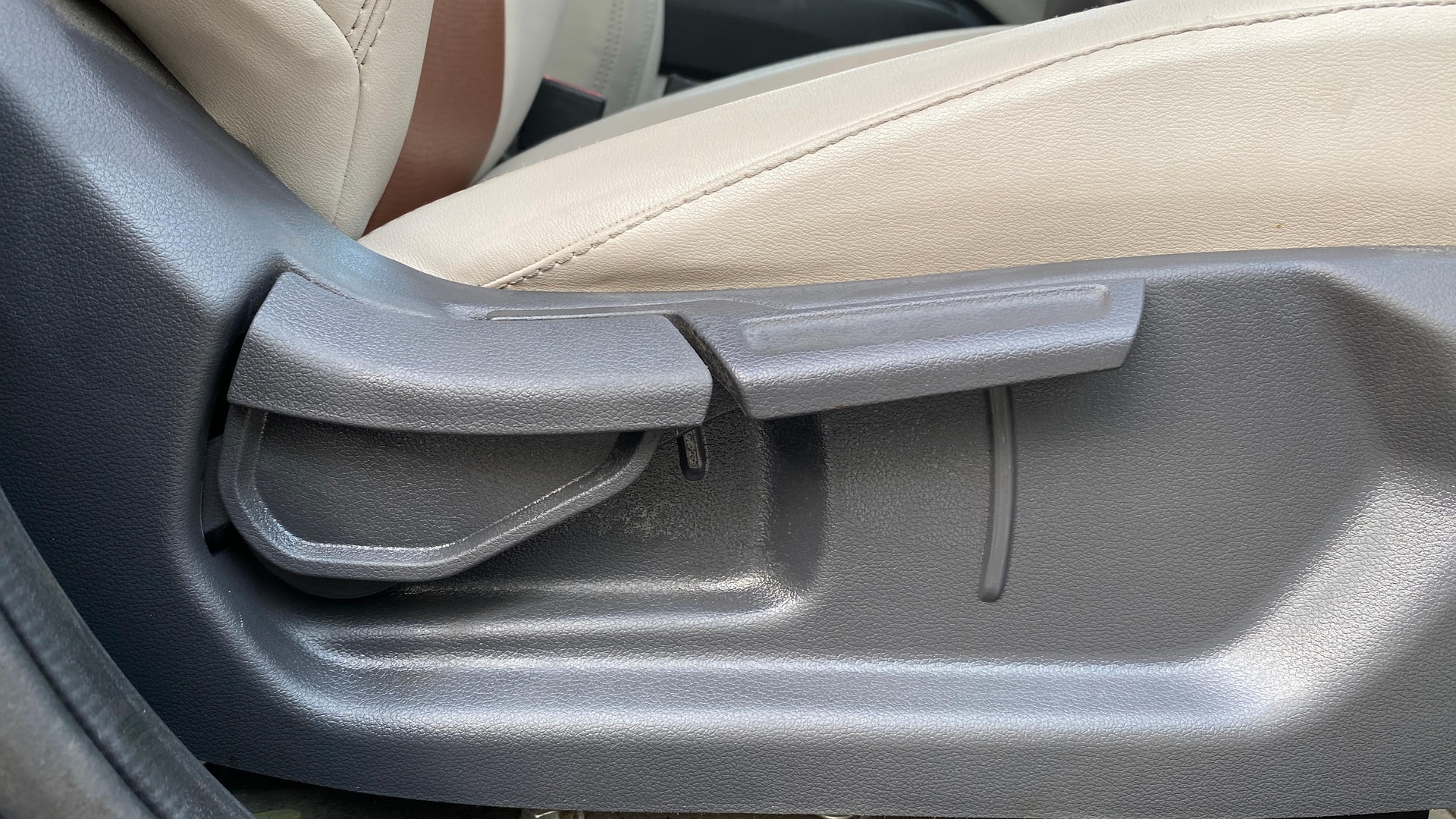 View 2024 Hyundai Aura SX MT CNG Image 11 Used 2024 Hyundai Aura SX MT CNG Image 11