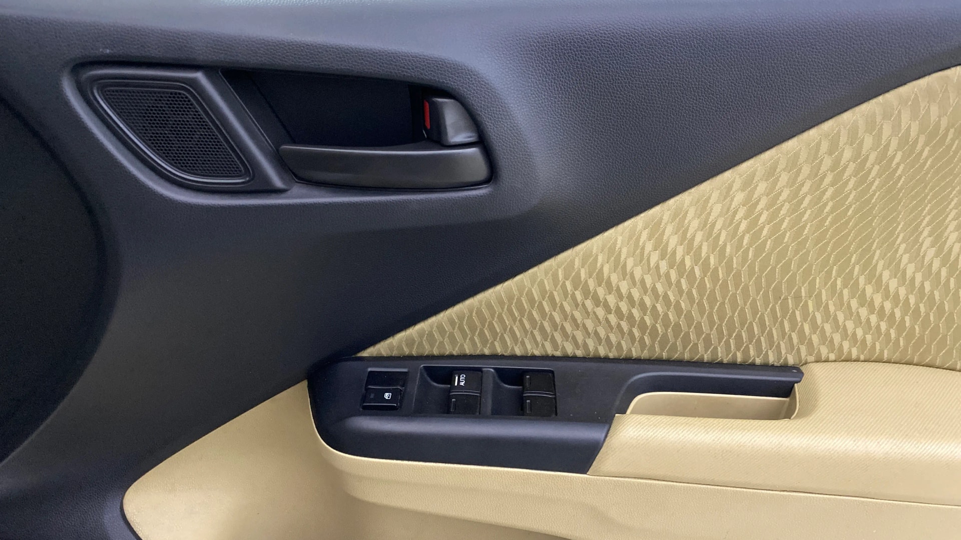 View 2015 Honda City ZX MT Diesel Anniversary Edition Image 33 Used 2015 Honda City ZX MT Diesel Anniversary Edition Image 33