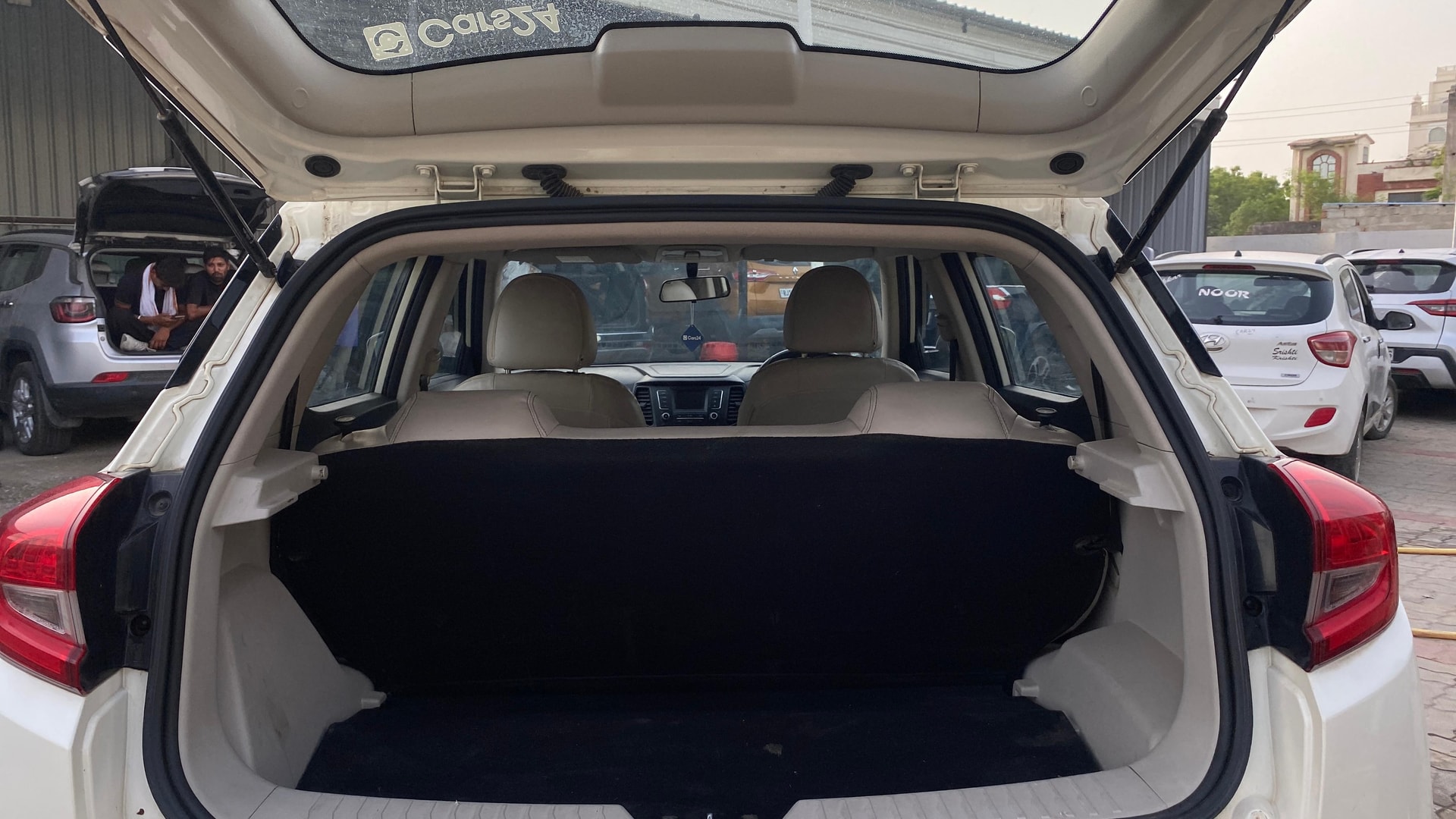 View 2022 Mahindra XUV300 W4 Petrol BS IV Image 10 Used 2022 Mahindra XUV300 W4 Petrol BS IV Image 10