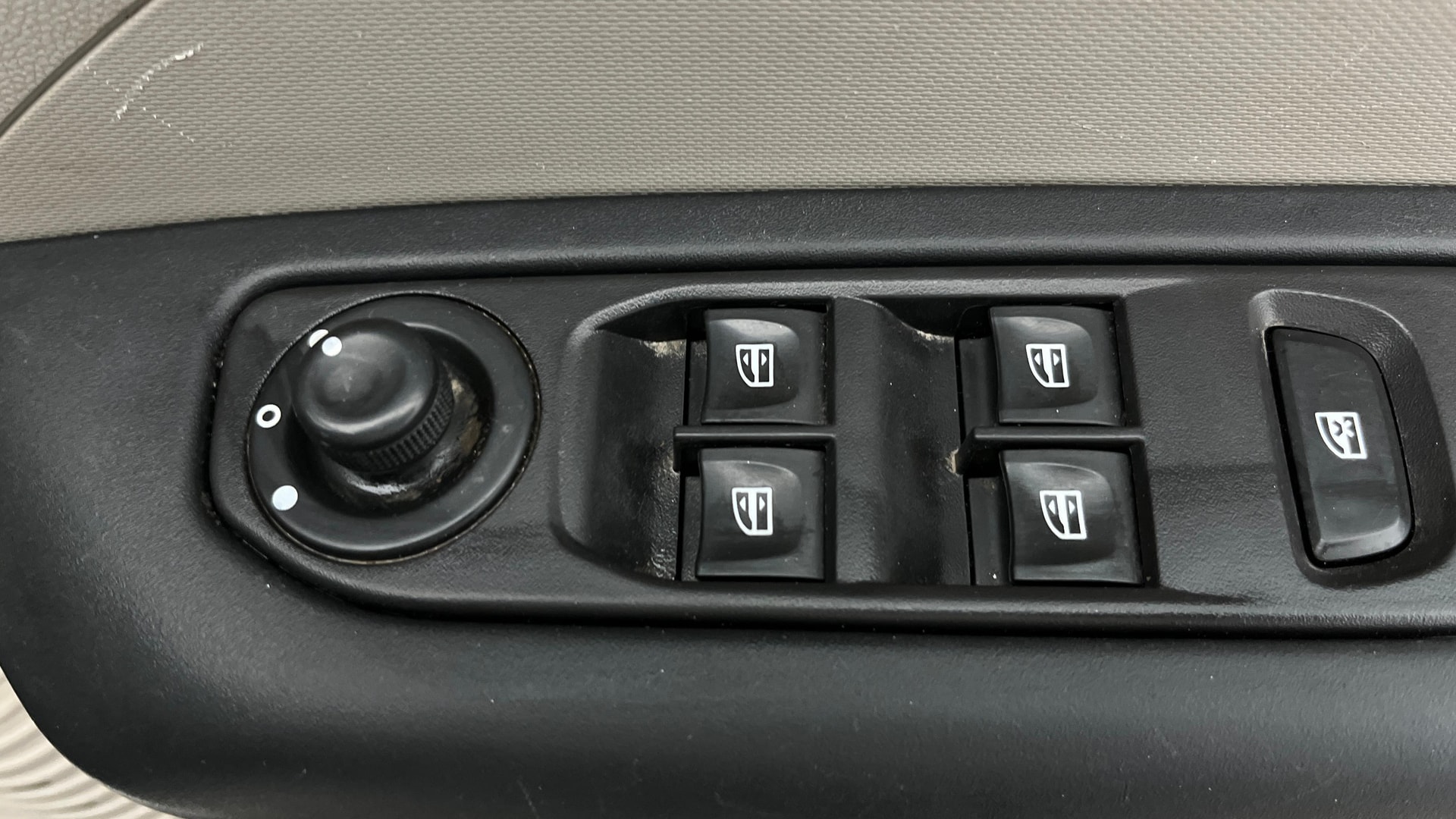 View 2024 Renault Triber RXT Image 39 Used 2024 Renault Triber RXT Image 39