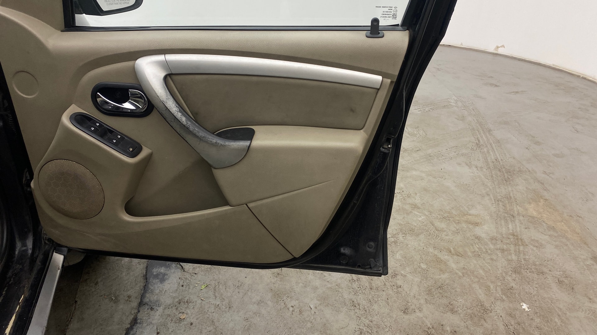 View 2015 Nissan Terrano XLD Plus 85PS Image 32 Used 2015 Nissan Terrano XLD Plus 85PS Image 32