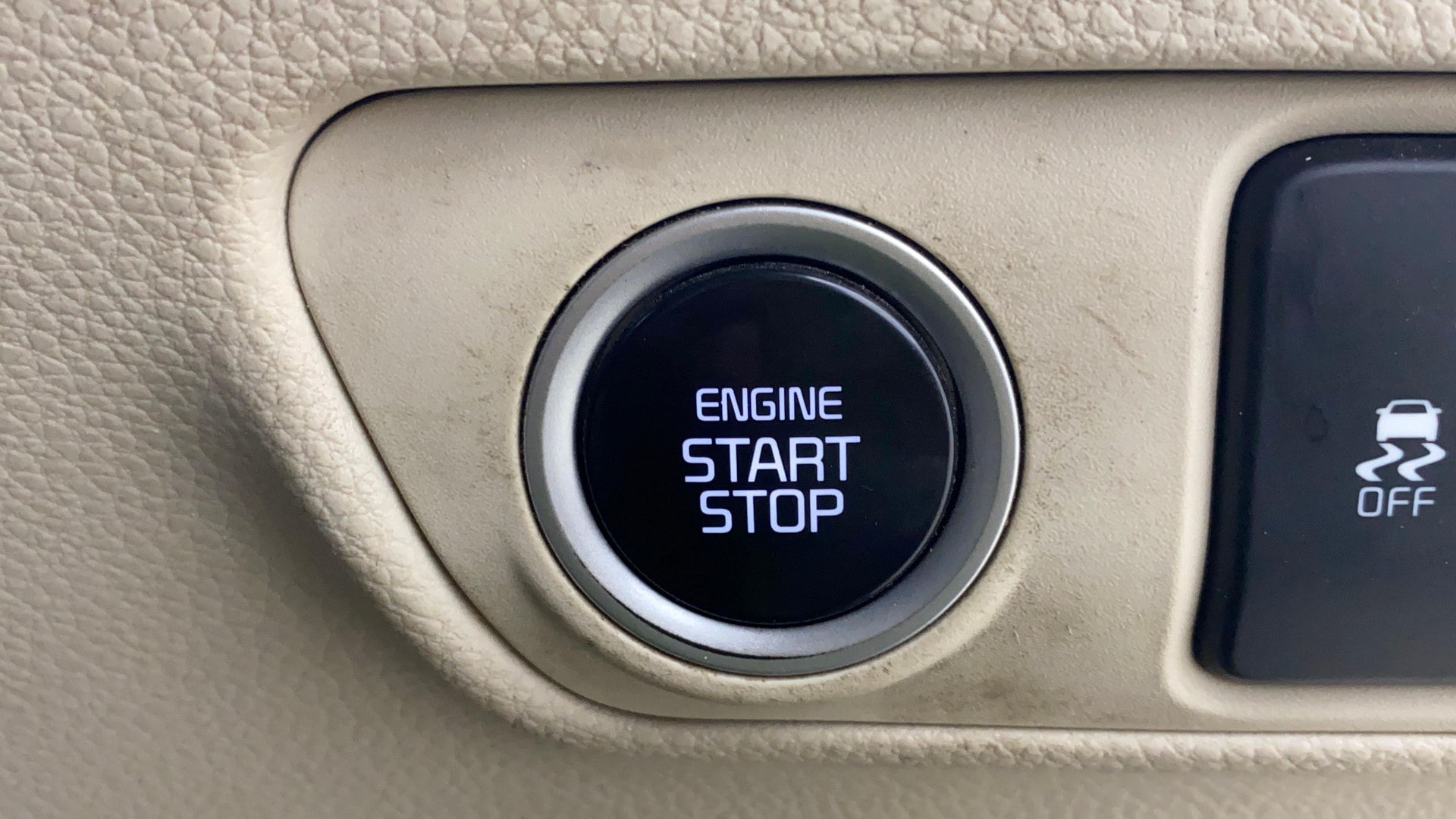 View 2022 Kia Carens Luxury Plus 1.5 AT Diesel 6 STR Image 42 Used 2022 Kia Carens Luxury Plus 1.5 AT Diesel 6 STR Image 42