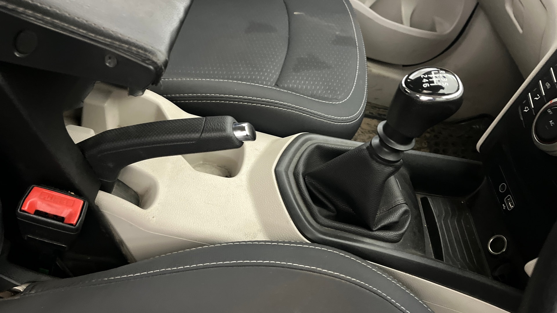 View 2021 Mahindra XUV300 W4 Petrol BS IV Image 39 Used 2021 Mahindra XUV300 W4 Petrol BS IV Image 39