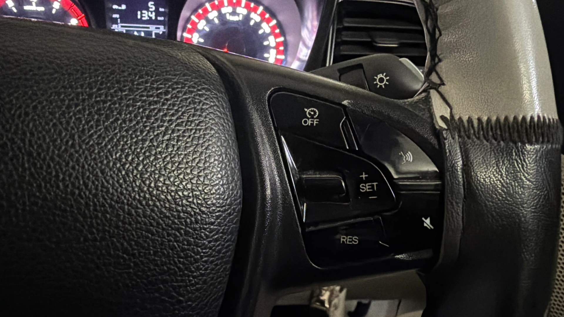 View 2024 Mahindra XUV 3XO MX3 Pro 1.2 L TCMPFi Image 3 Used 2024 Mahindra XUV 3XO MX3 Pro 1.2 L TCMPFi Image 3