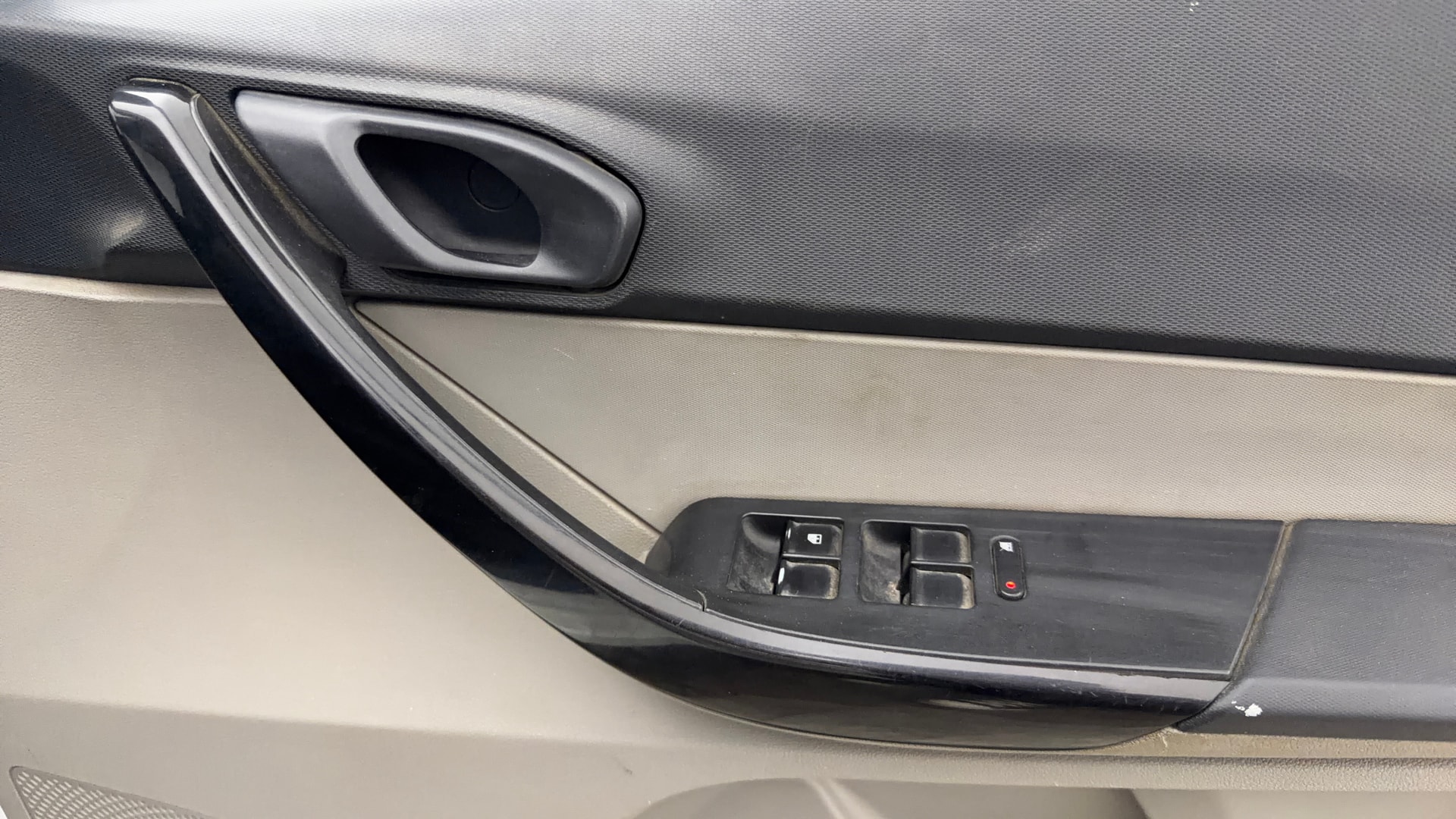 View 2018 Tata Tiago Revotorq XB Image 32 Used 2018 Tata Tiago Revotorq XB Image 32