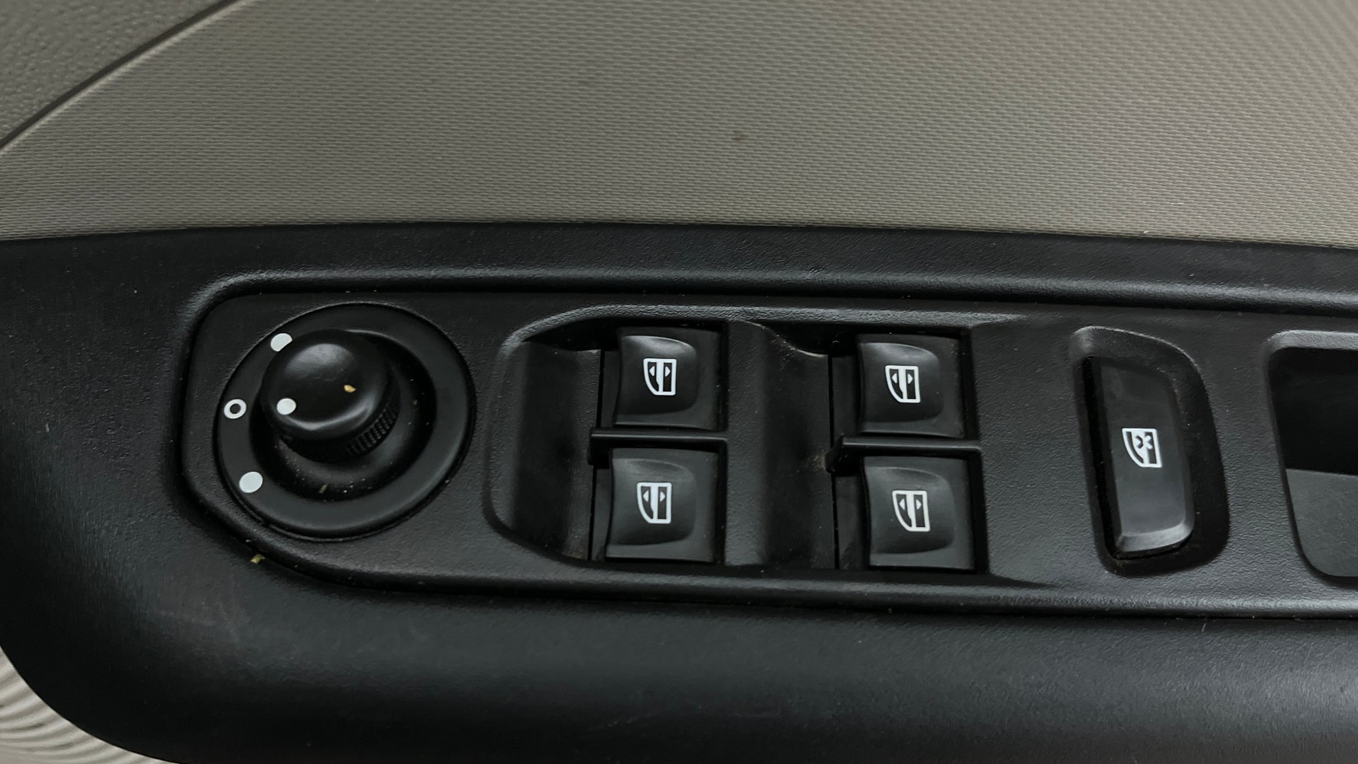View 2024 Renault Triber RXT Image 34 Used 2024 Renault Triber RXT Image 34
