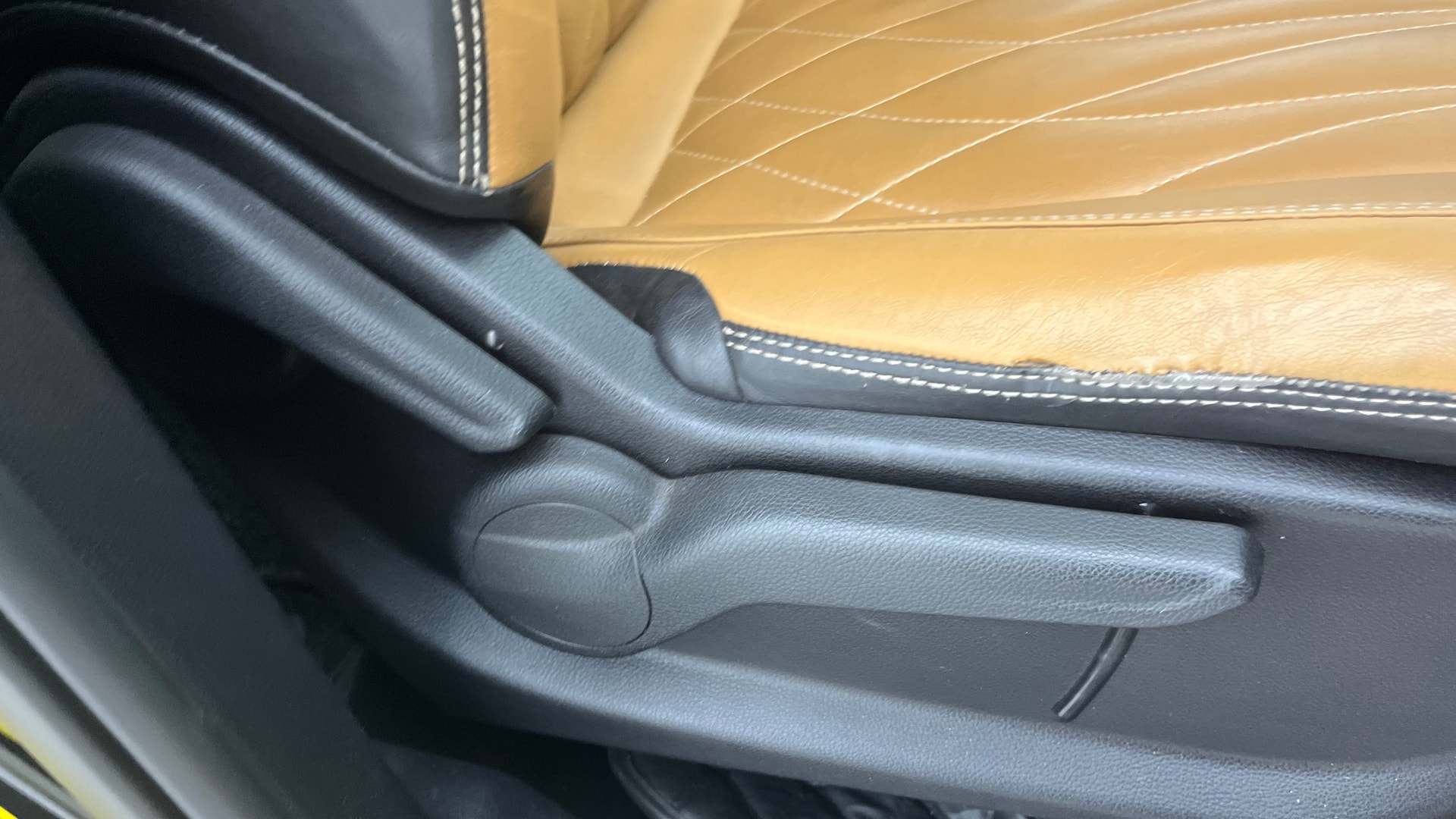 View 2023 Mahindra XUV700 MX Petrol 5 STR Image 18 Used 2023 Mahindra XUV700 MX Petrol 5 STR Image 18