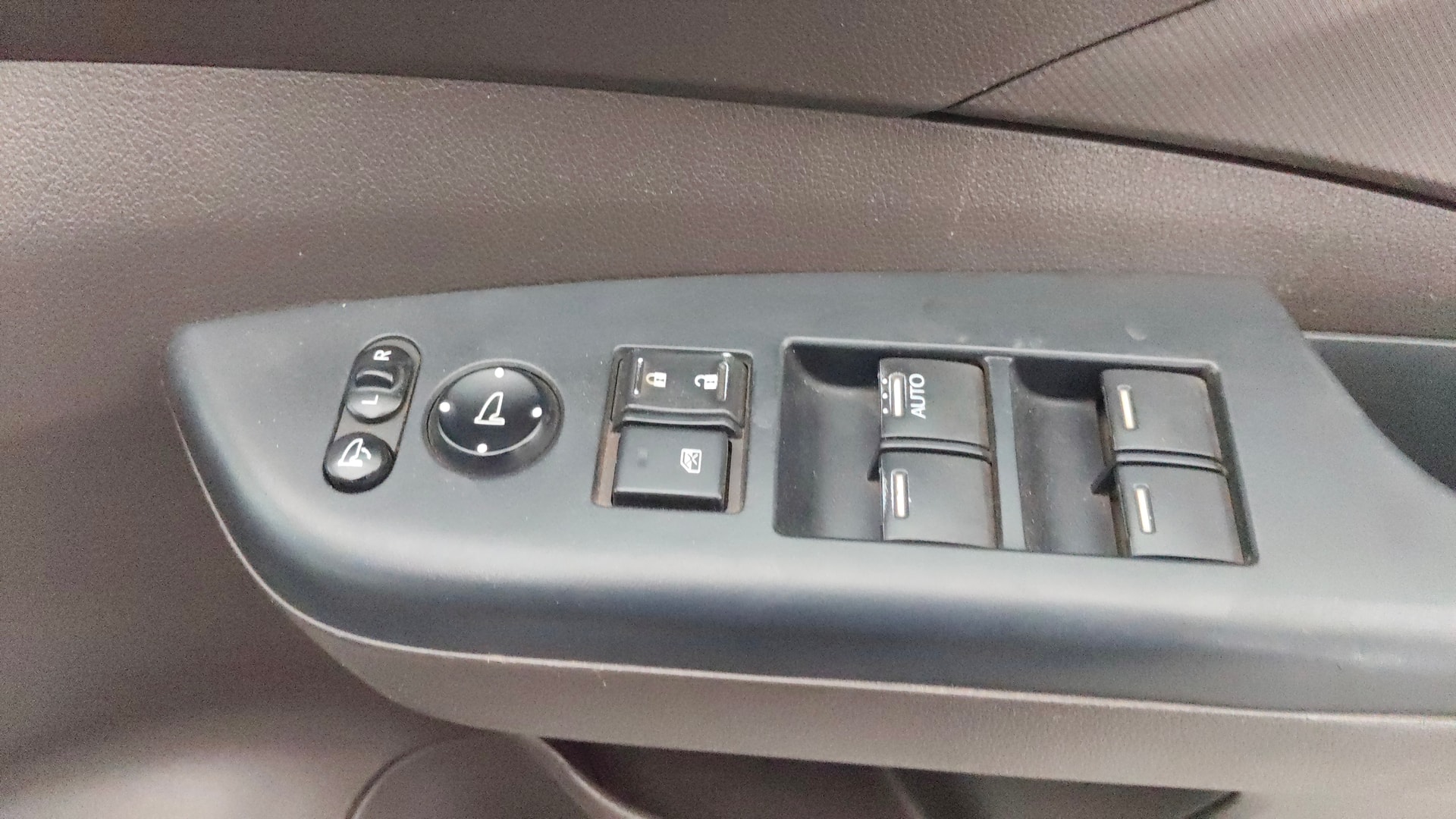 View 2014 Honda CR-V 2.0L AT Petrol Image 35 Used 2014 Honda CR-V 2.0L AT Petrol Image 35
