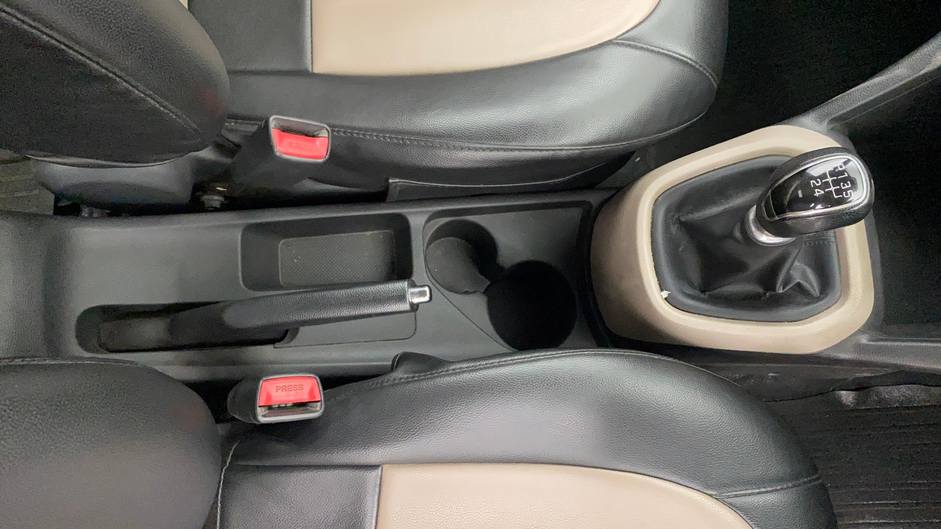 View 2016 Hyundai Grand i10 1.1 Asta Diesel Image 38 Used 2016 Hyundai Grand i10 1.1 Asta Diesel Image 38