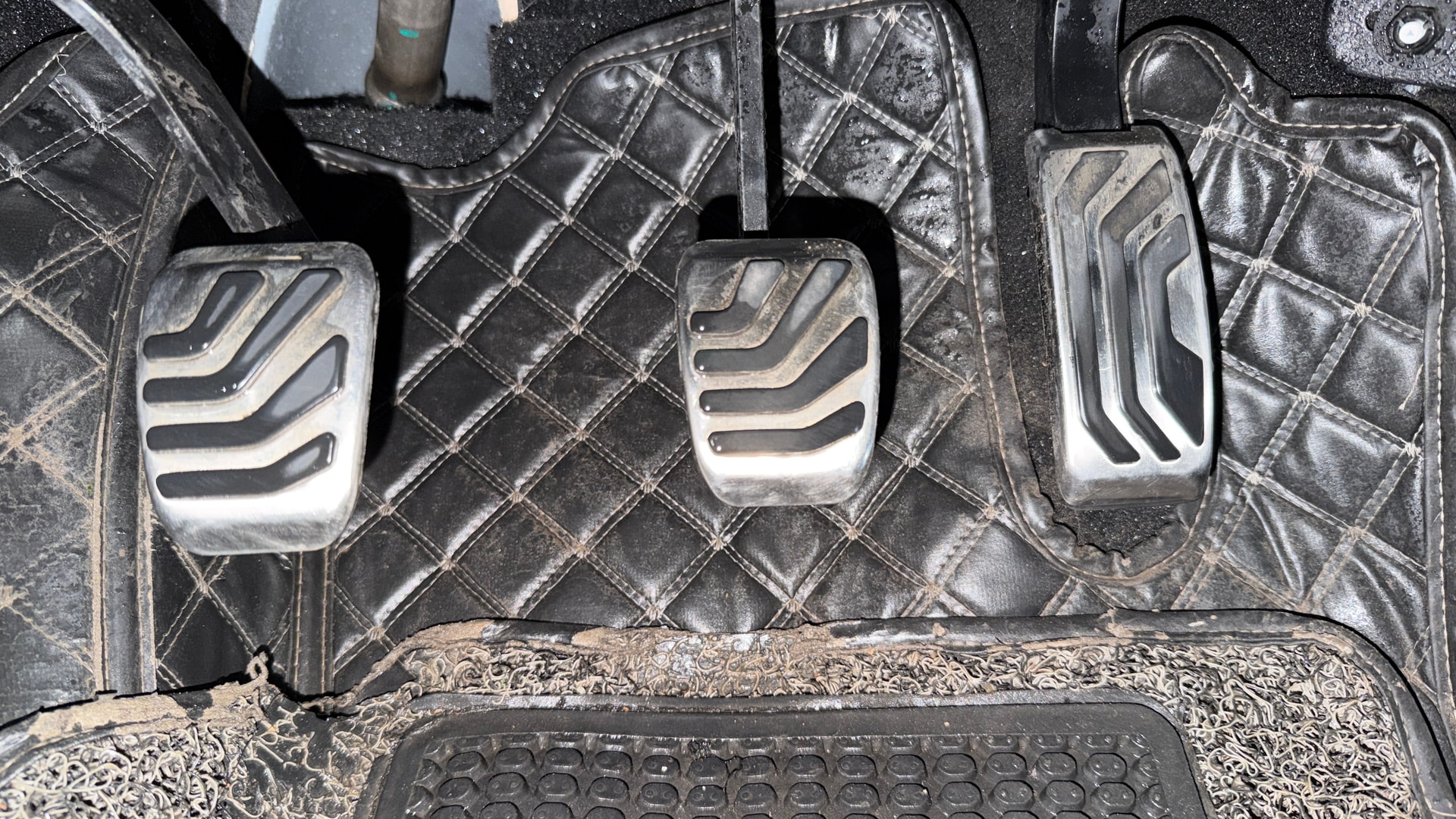 View 2023 Mahindra XUV700 AX7 MT Petrol 7 STR Image 30 Used 2023 Mahindra XUV700 AX7 MT Petrol 7 STR Image 30