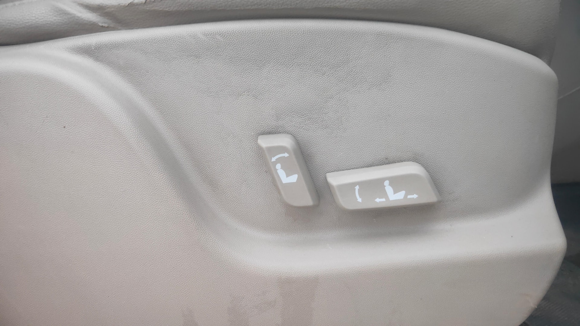 View 2017 Mahindra XUV500 W10 FWD AT Image 12 Used 2017 Mahindra XUV500 W10 FWD AT Image 12