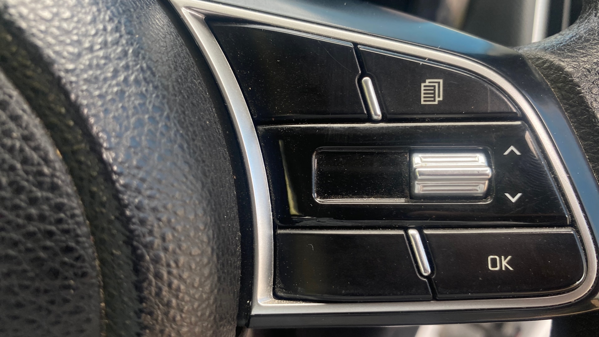 View 2024 Kia Sonet HTE Petrol Image 3 Used 2024 Kia Sonet HTE Petrol Image 3