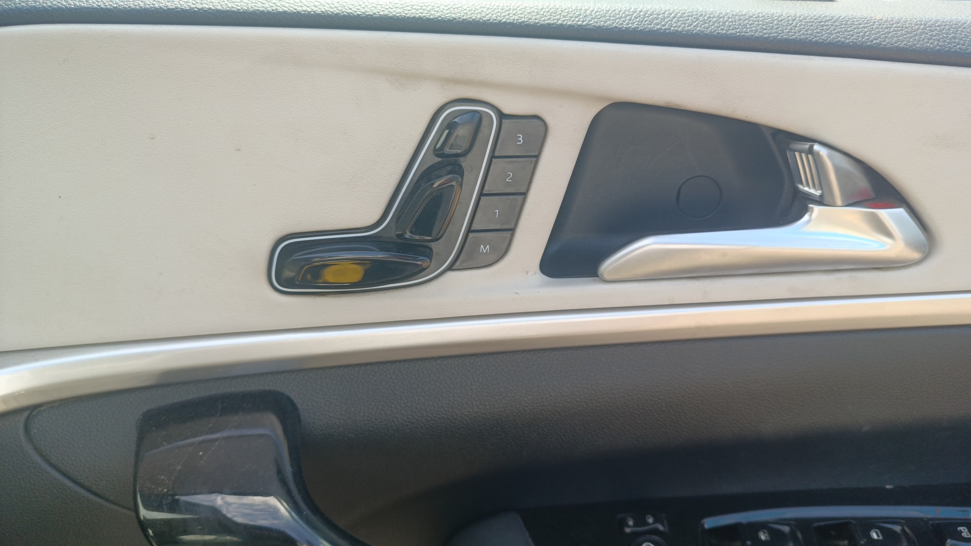 View 2022 Mahindra XUV700 MX Petrol 5 STR Image 19 Used 2022 Mahindra XUV700 MX Petrol 5 STR Image 19