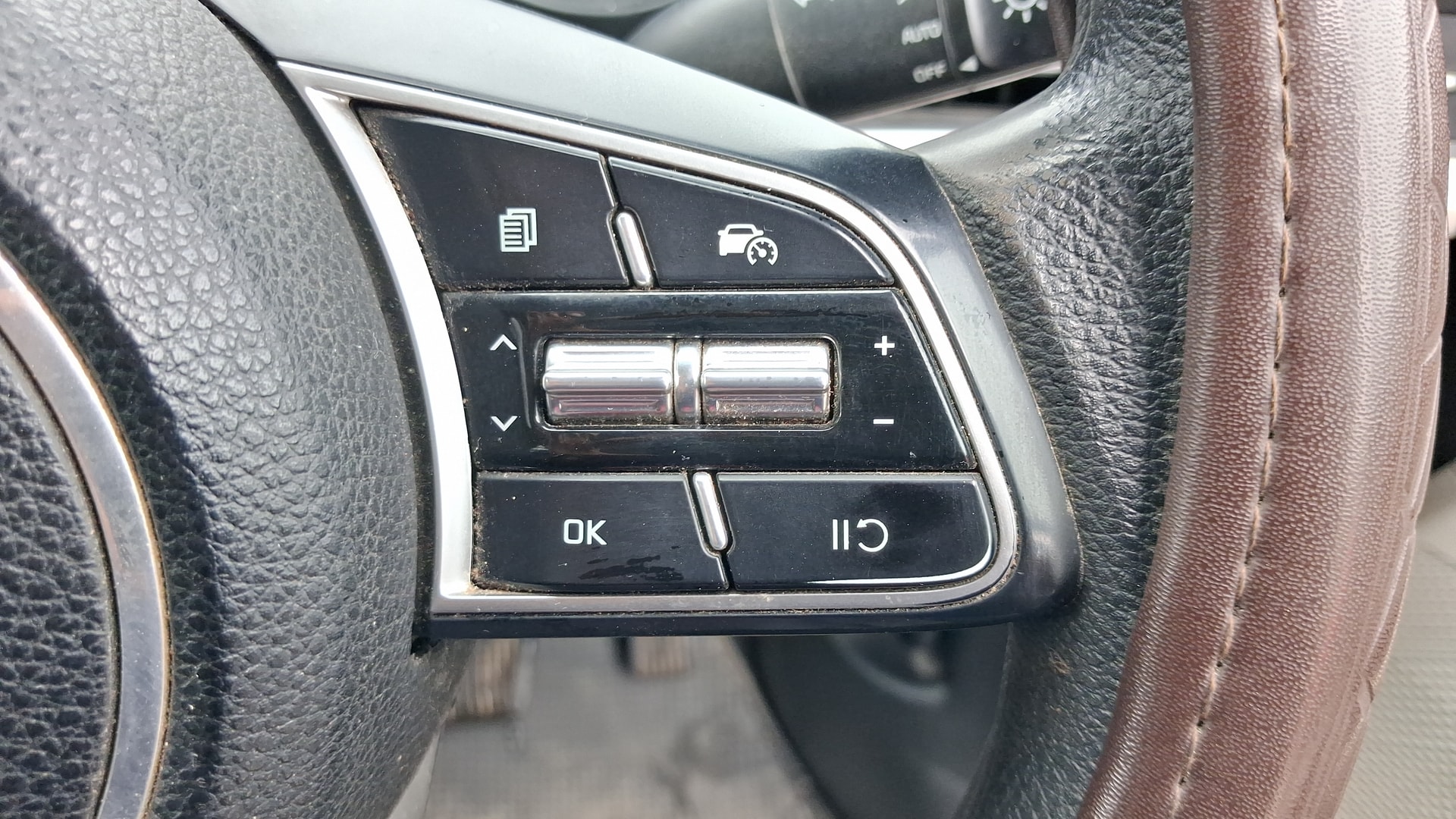 View 2022 Kia Carens Prestige Plus 1.4 DCT Petrol 7 STR Image 3 Used 2022 Kia Carens Prestige Plus 1.4 DCT Petrol 7 STR Image 3