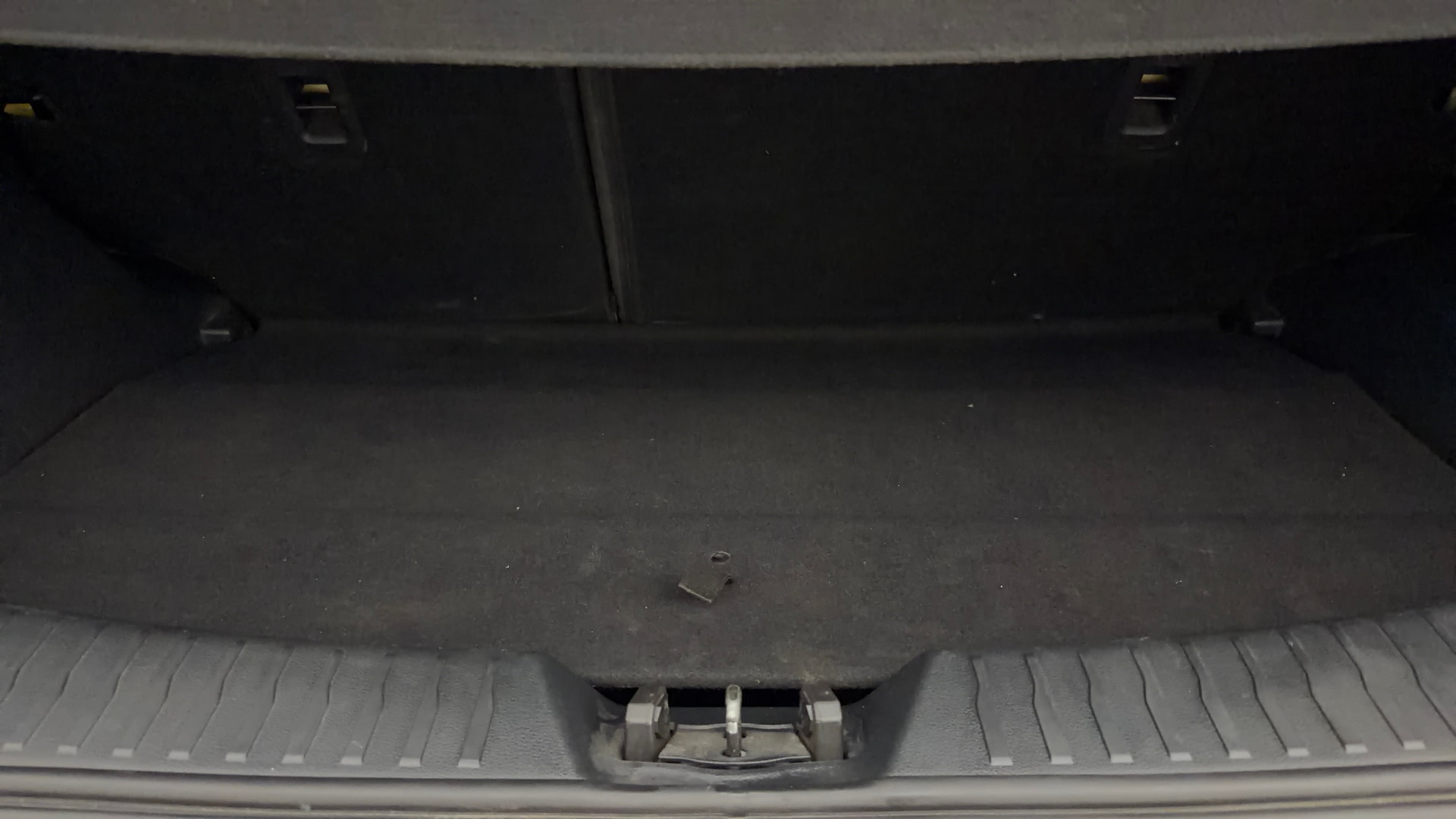 View 2022 Mahindra XUV300 W4 Petrol BS IV Image 10 Used 2022 Mahindra XUV300 W4 Petrol BS IV Image 10