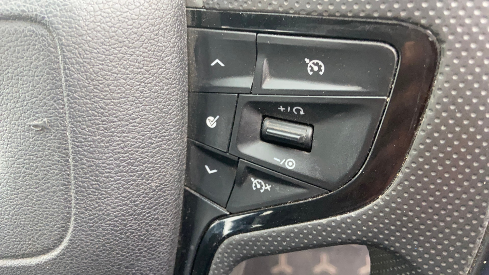 View 2022 Tata Harrier XE Image 3 Used 2022 Tata Harrier XE Image 3