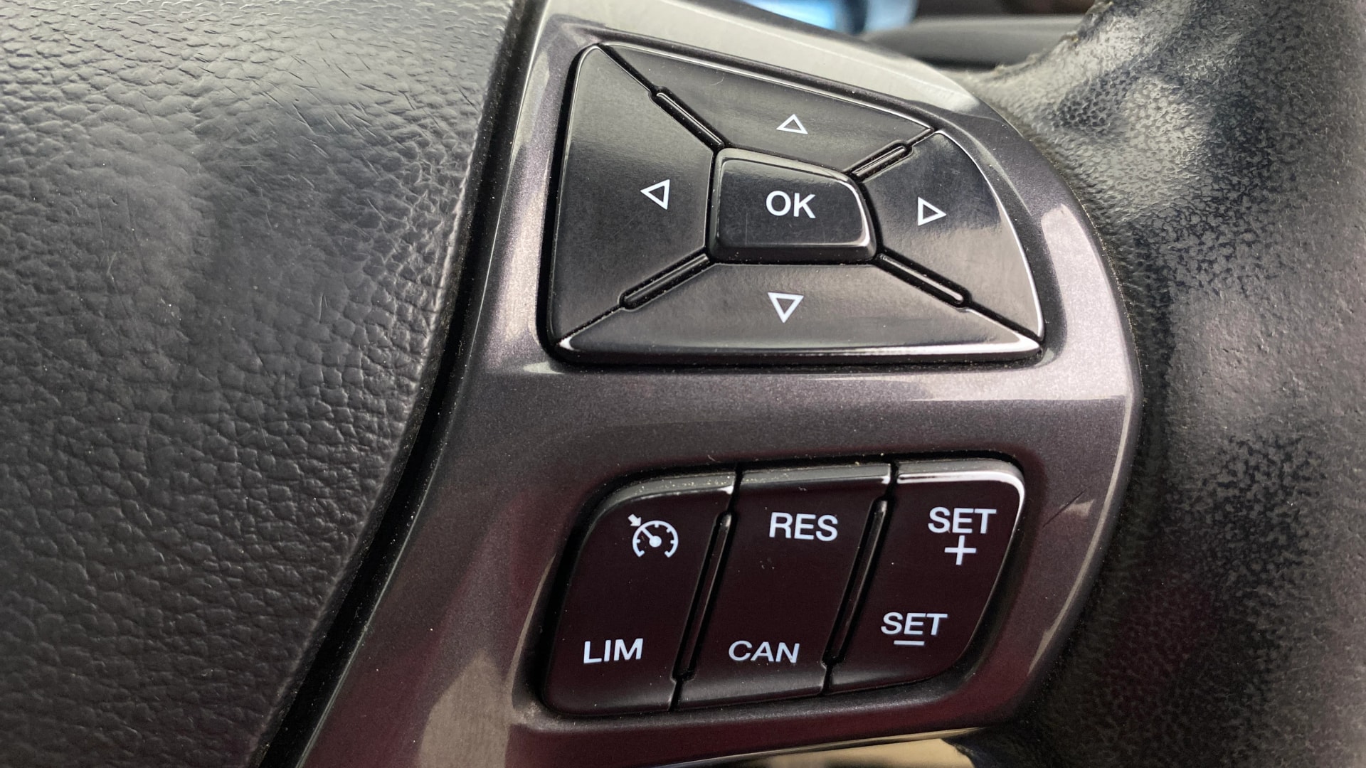 View 2017 Ford Endeavour 3.2L AWD AT Titanium Image 3 Used 2017 Ford Endeavour 3.2L AWD AT Titanium Image 3