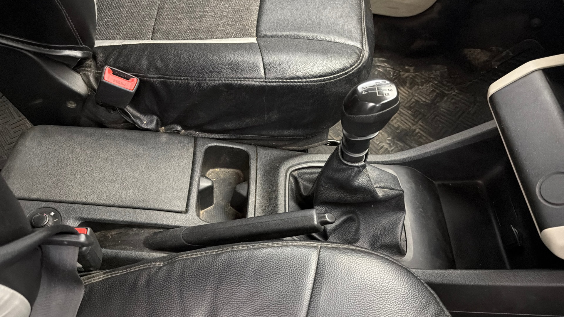 View 2020 Renault Triber RXE Image 38 Used 2020 Renault Triber RXE Image 38