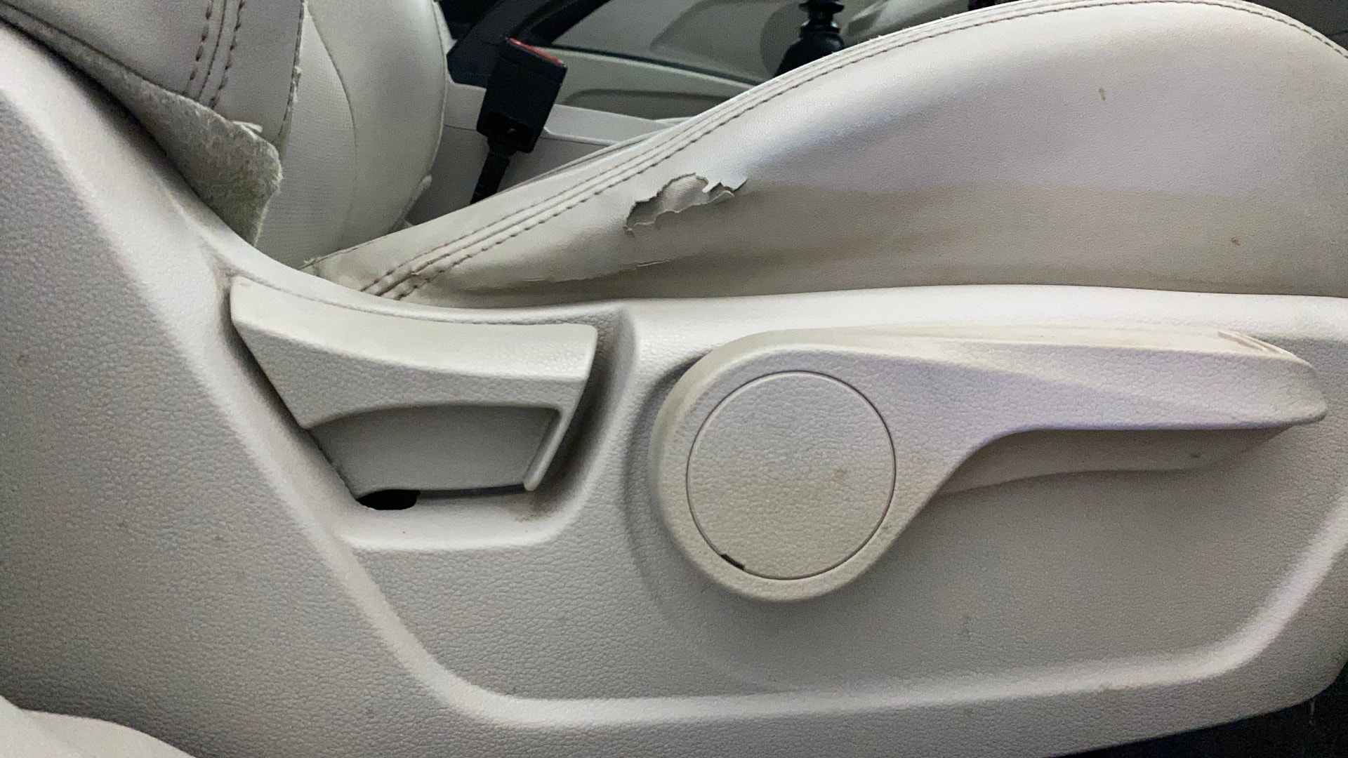 View 2019 Mahindra XUV300 W4 Petrol BS IV Image 12 Used 2019 Mahindra XUV300 W4 Petrol BS IV Image 12