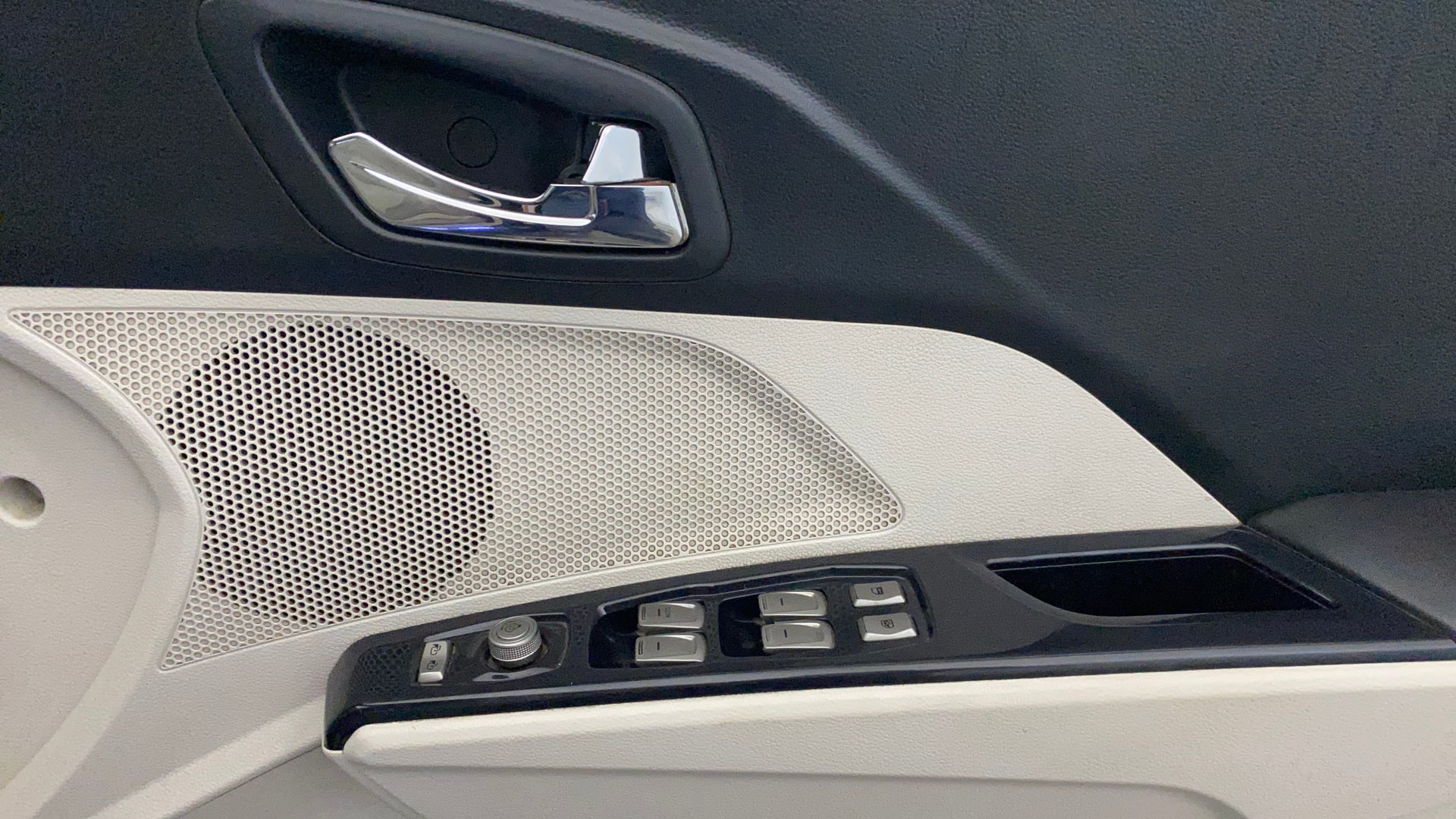 View 2019 Mahindra XUV300 W4 Petrol BS IV Image 41 Used 2019 Mahindra XUV300 W4 Petrol BS IV Image 41