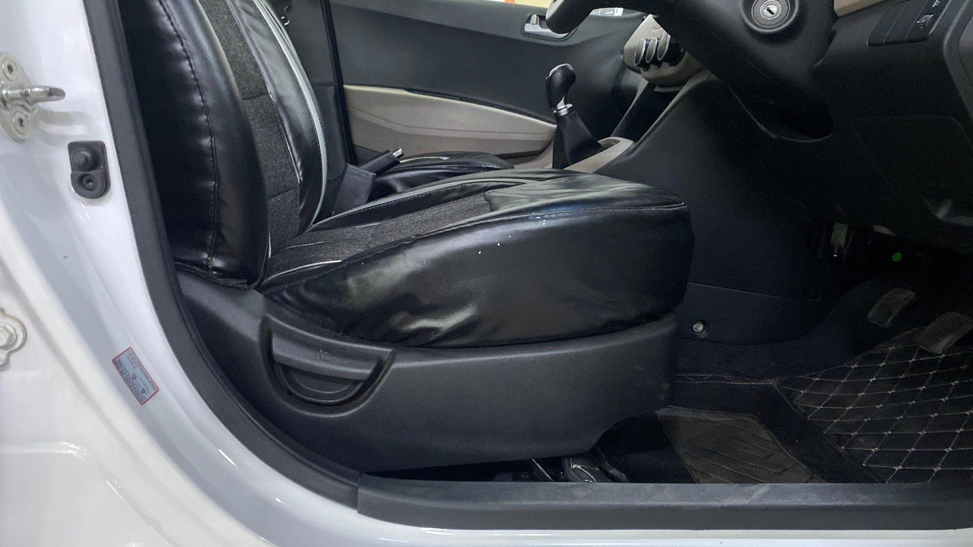 View 2020 Hyundai Grand i10 Sportz 1.2 Kappa Image 11 Used 2020 Hyundai Grand i10 Sportz 1.2 Kappa Image 11