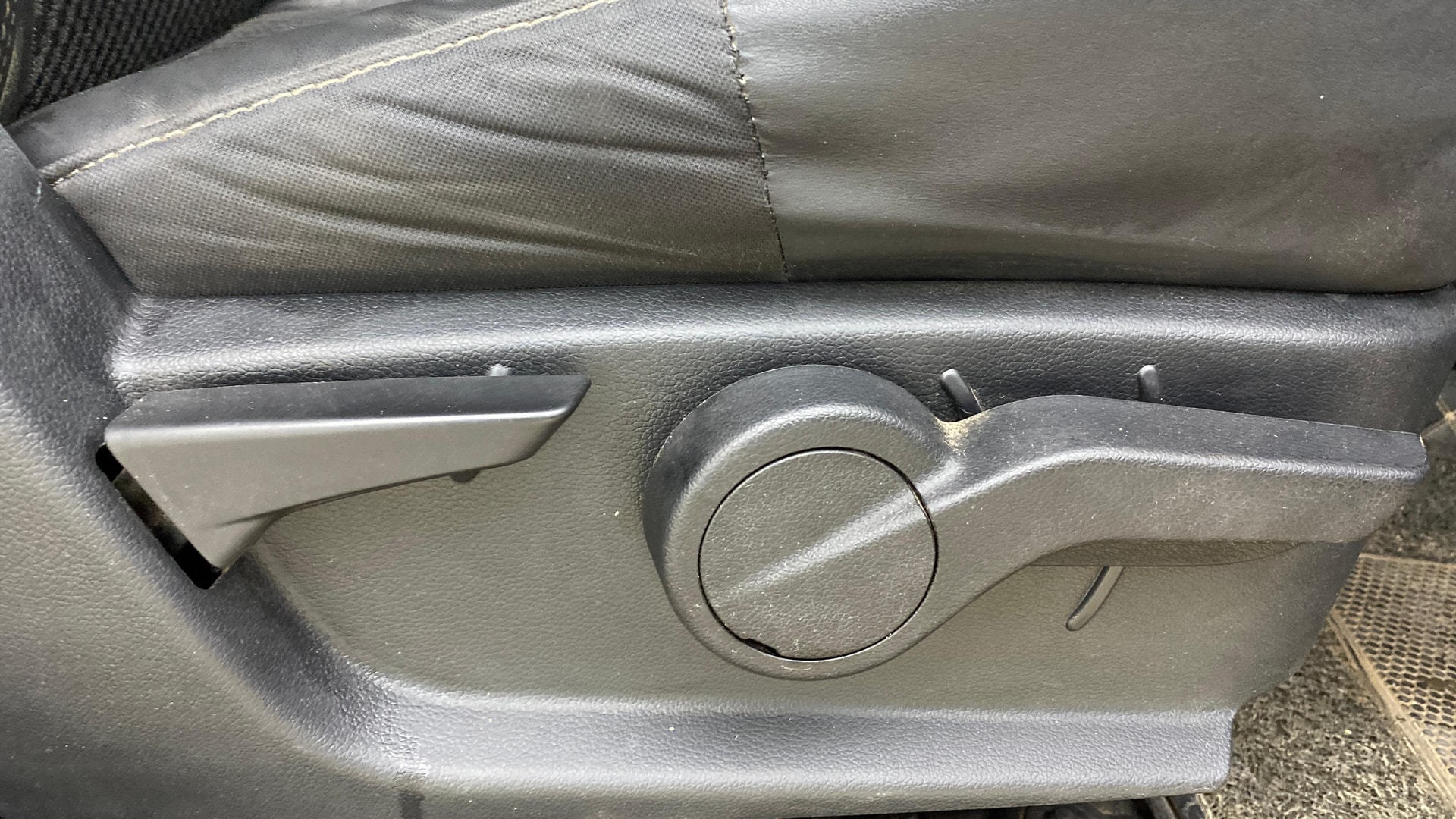 View 2021 Mahindra Thar AX Standard Manual Soft Top 6 Seater Image 11 Used 2021 Mahindra Thar AX Standard Manual Soft Top 6 Seater Image 11