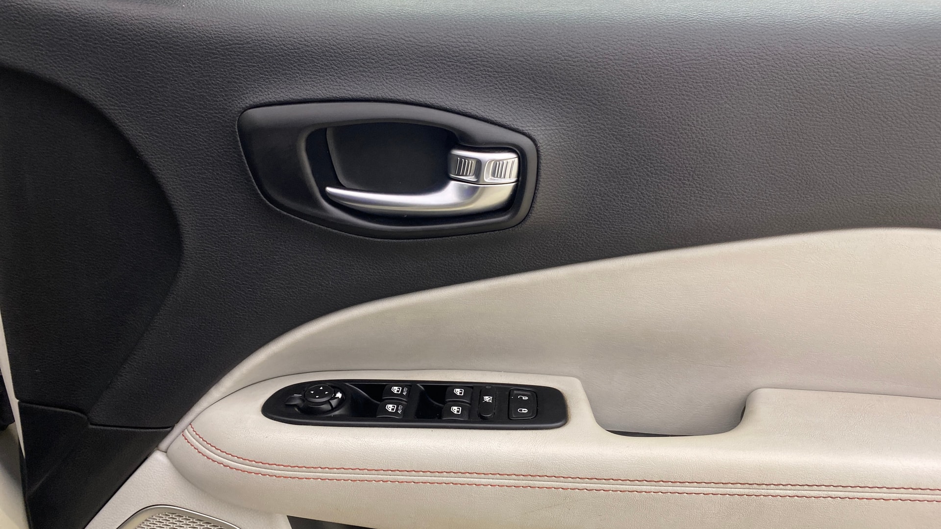 View 2020 Jeep Compass Limited 1.4 Multi AIR Petrol DDCT AT BS IV Image 38 Used 2020 Jeep Compass Limited 1.4 Multi AIR Petrol DDCT AT BS IV Image 38