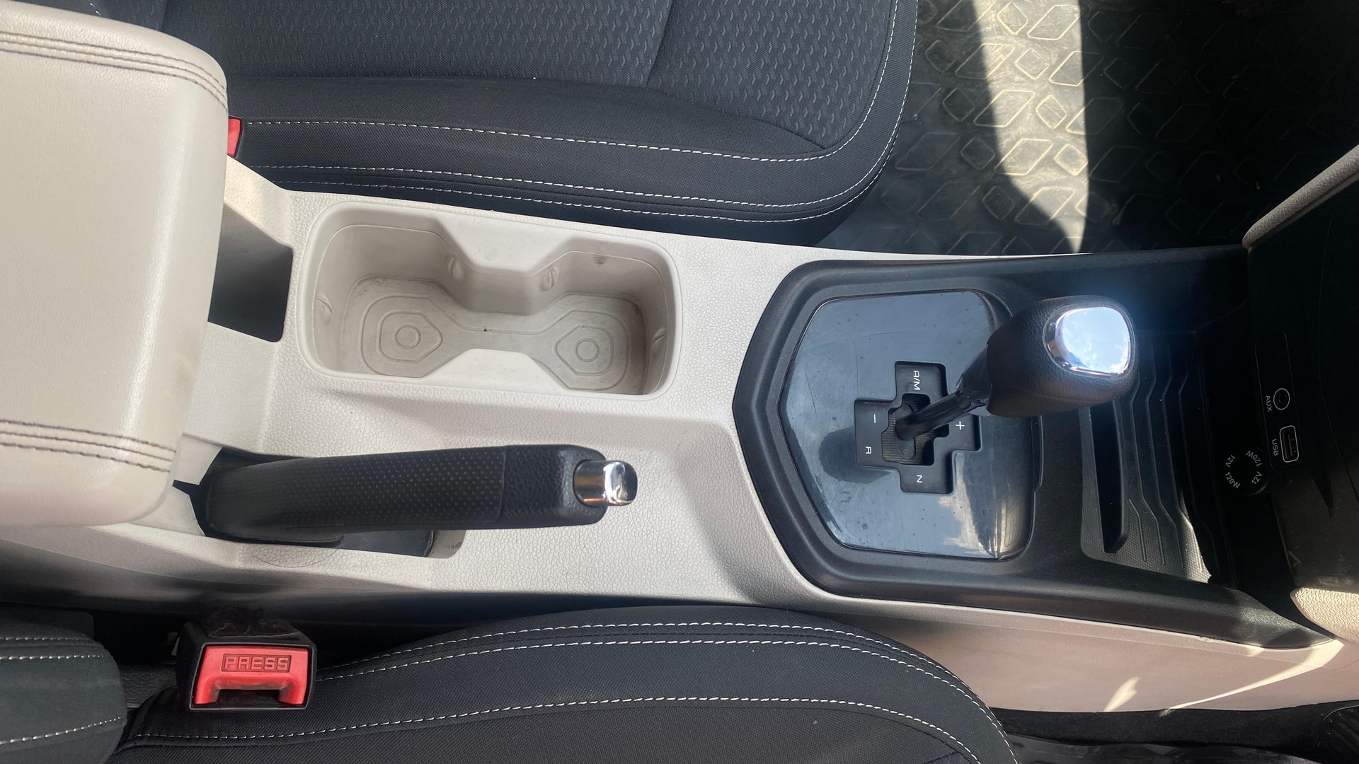 View 2019 Mahindra XUV300 W4 Petrol BS IV Image 38 Used 2019 Mahindra XUV300 W4 Petrol BS IV Image 38
