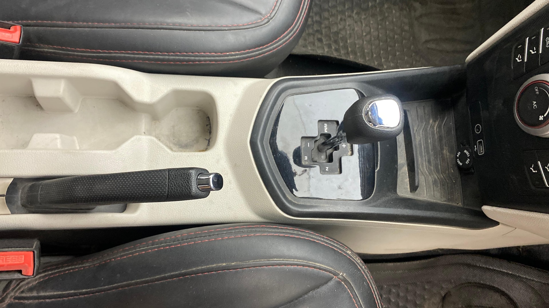 View 2022 Mahindra XUV300 W4 Petrol BS IV Image 38 Used 2022 Mahindra XUV300 W4 Petrol BS IV Image 38