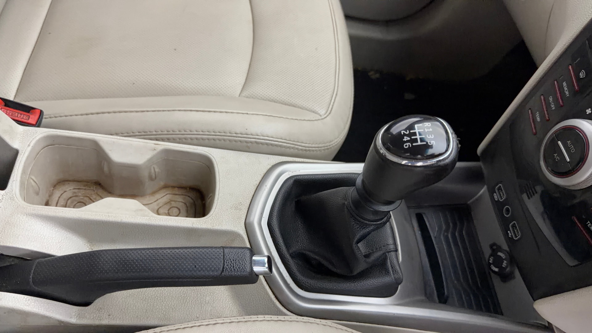 View 2022 Mahindra XUV300 W4 Petrol BS IV Image 43 Used 2022 Mahindra XUV300 W4 Petrol BS IV Image 43