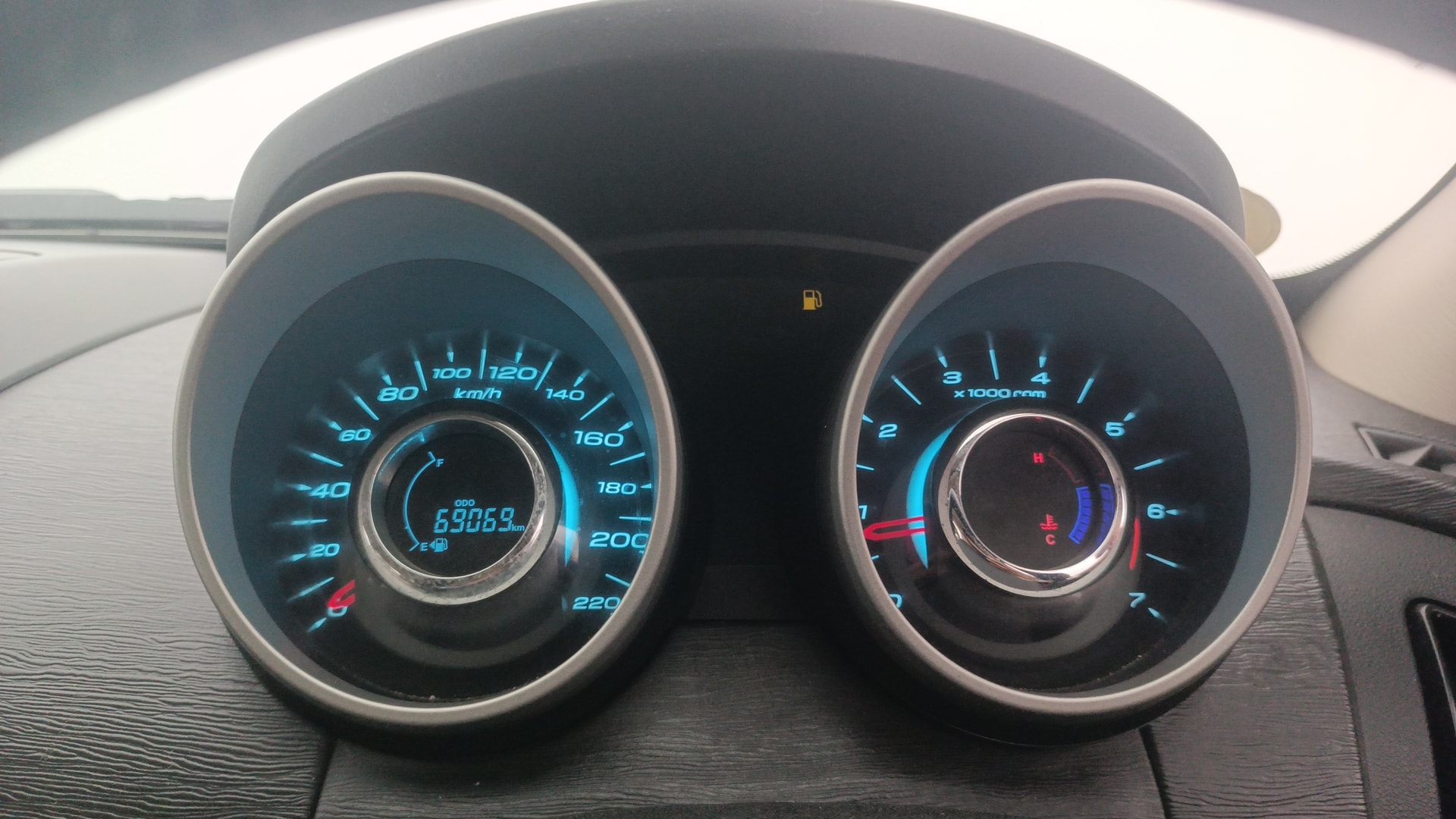 View 2016 Mahindra XUV500 W10 FWD Image 22 Used 2016 Mahindra XUV500 W10 FWD Image 22