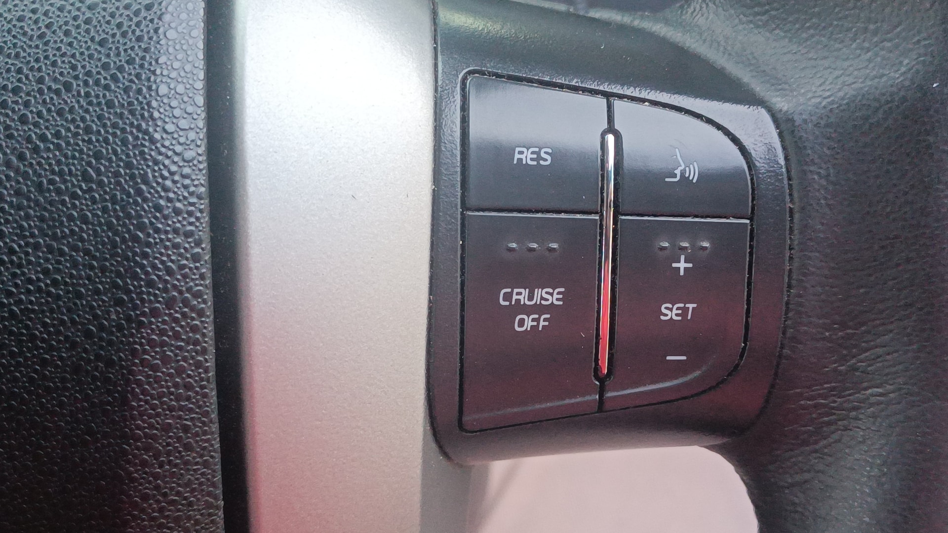 View 2016 Mahindra XUV500 W10 FWD Image 3 Used 2016 Mahindra XUV500 W10 FWD Image 3