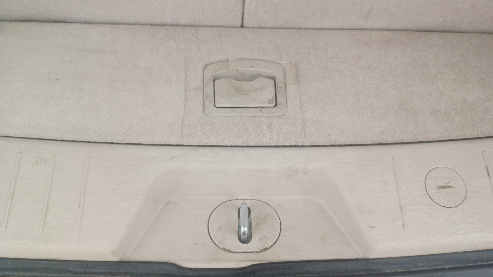 View 2016 Mahindra XUV500 W10 FWD Image 7 Used 2016 Mahindra XUV500 W10 FWD Image 7