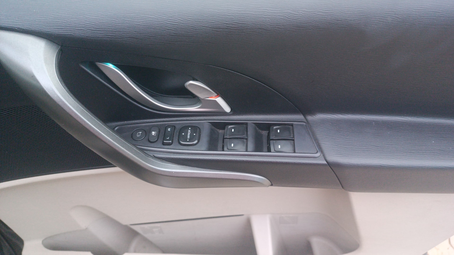 View 2016 Mahindra XUV500 W10 FWD Image 41 Used 2016 Mahindra XUV500 W10 FWD Image 41