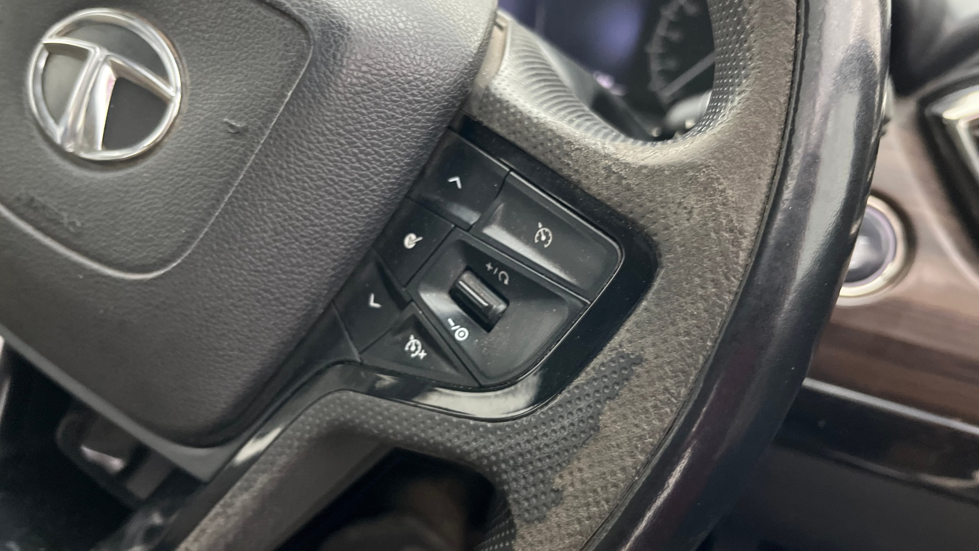 View 2022 Tata Safari 4X2 Image 3 Used 2022 Tata Safari 4X2 Image 3