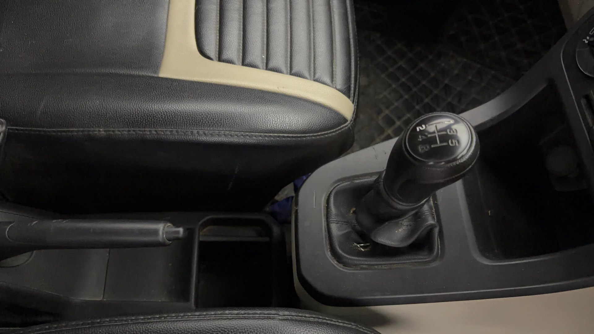 View 2022 Maruti Suzuki 1000 Base Variant Image 38 Used 2022 Maruti Suzuki 1000 Base Variant Image 38