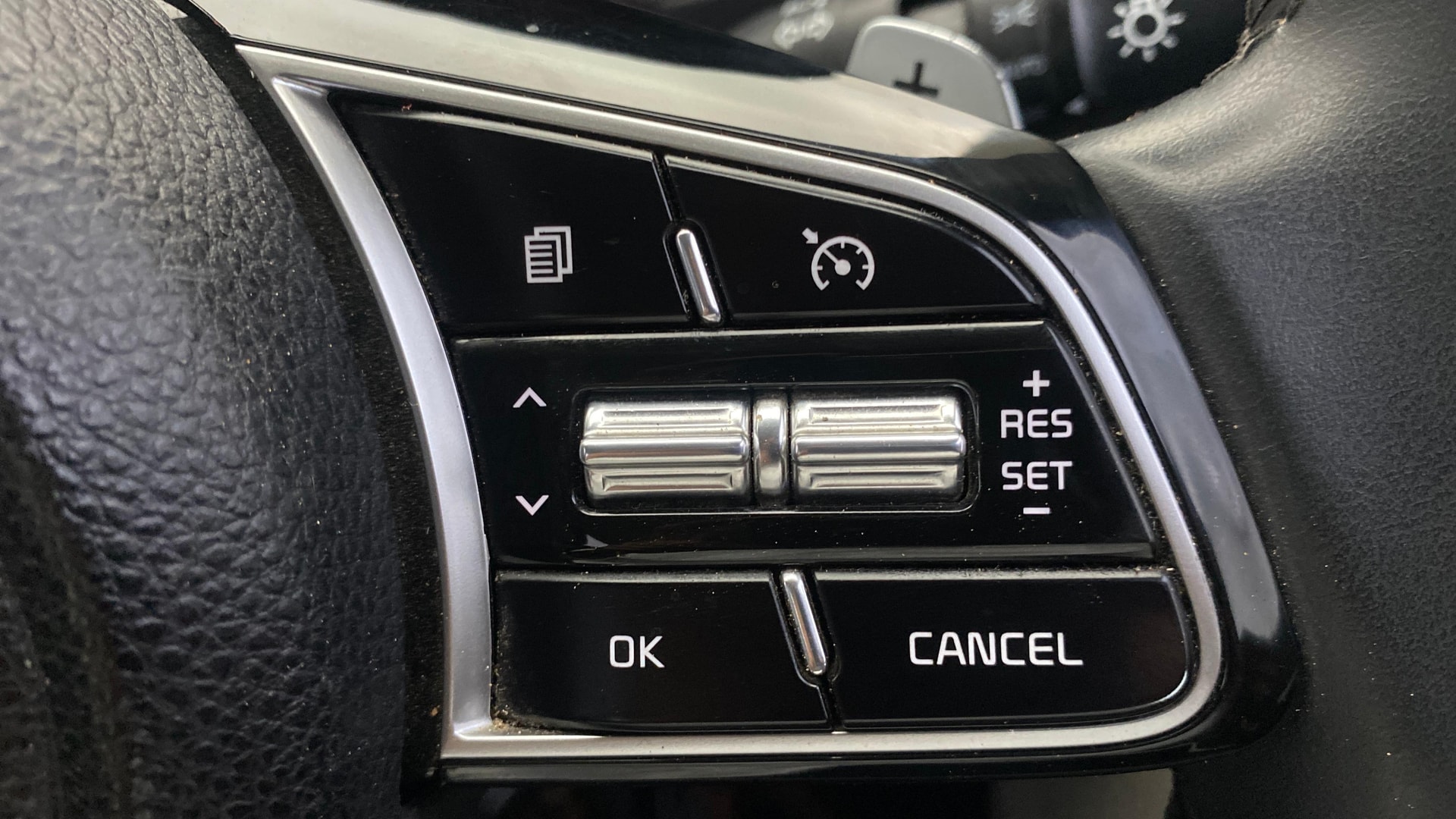View 2023 Kia Sonet HTX AT Diesel Image 3 Used 2023 Kia Sonet HTX AT Diesel Image 3